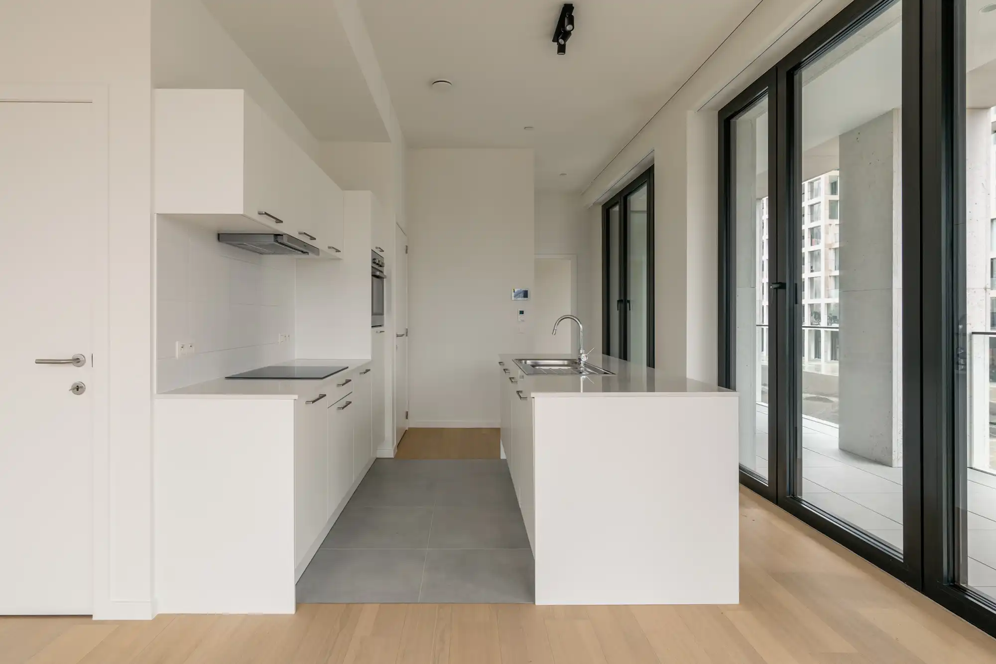 Max Dudler: uitgepuurde lijnen en Zwitserse precisie in een hoekappartement aan de Scheldekaaien. foto 3