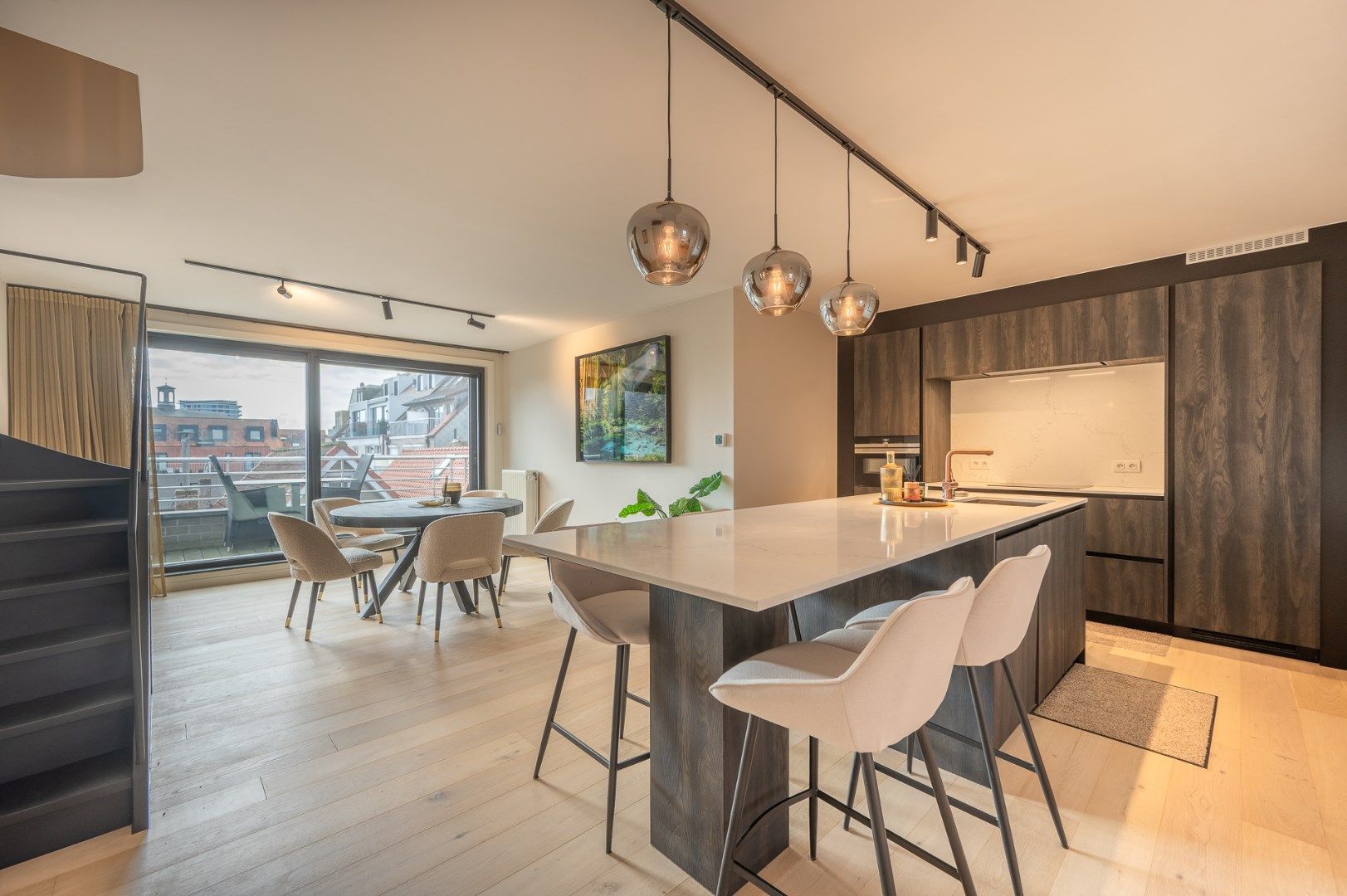 Volledig gerenoveerde duplex penthouse met 3 volwaardige slaapkamers in het centrum van Knokke. foto 4