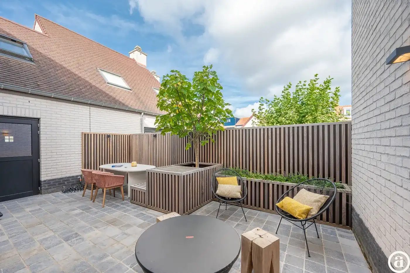 Ruime, recente hoekwoning gelegen vlakbij de groentenmarkt   foto 3