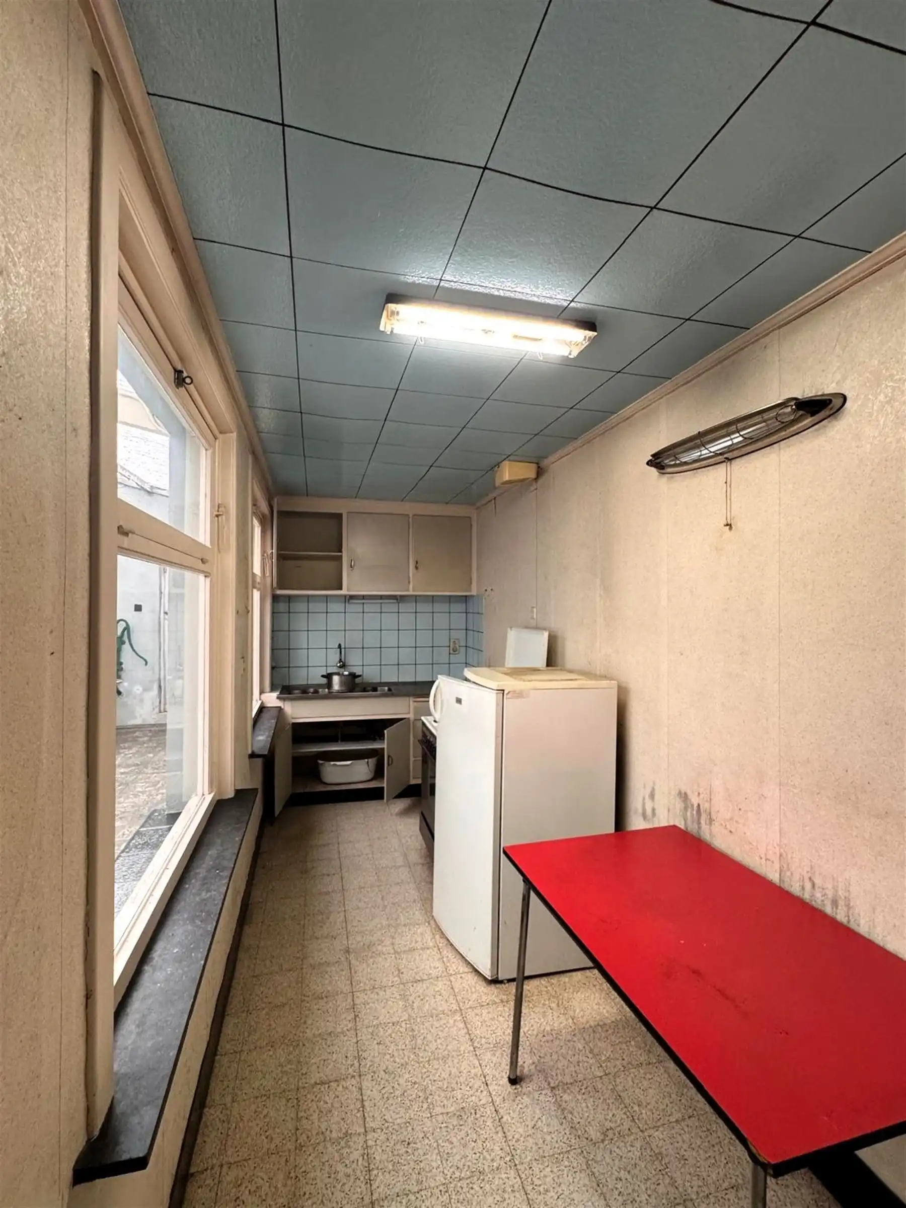 Renovatiewoning met potentieel op 328 m² in het centrum Zwevegem

 foto 3