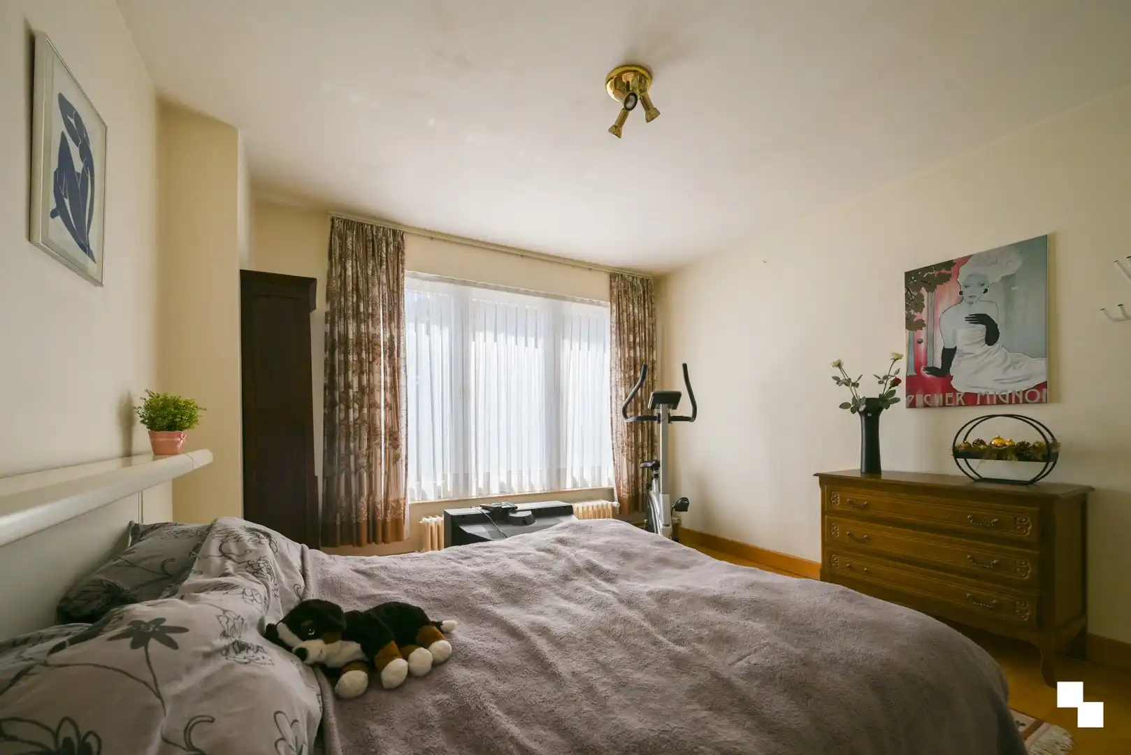 Ruime gezinswoning met vier slaapkamers, garages en extra naastliggend perceel foto 20