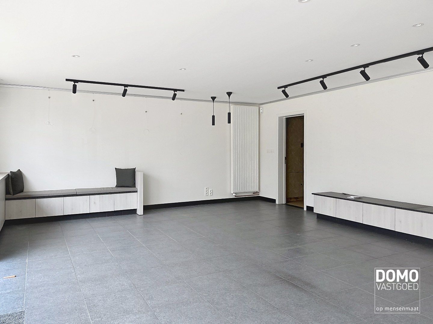 Commercieel gelegen handelspand met inclusief bovenliggend appartement te Kermt. foto 5