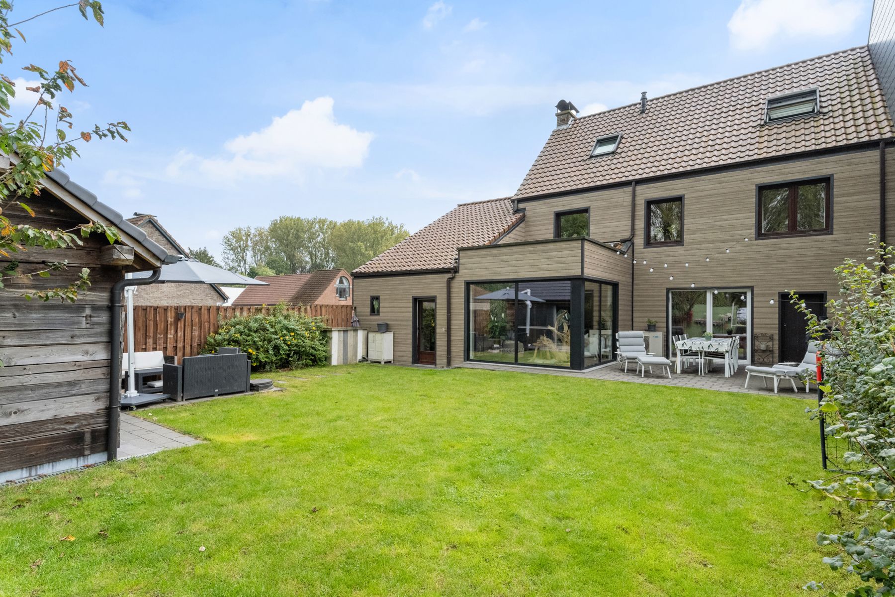 Prachtige Gerenoveerde Woning met Tuinkantoor foto {{pictureIndex}}