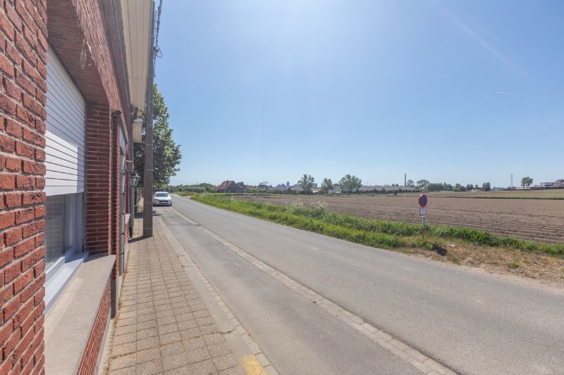 Rustig gelegen, ruime te moderniseren woning met tuin, garage en  bijgebouw van +/- 60m²  ....(kijkt uit op de velden). foto 7