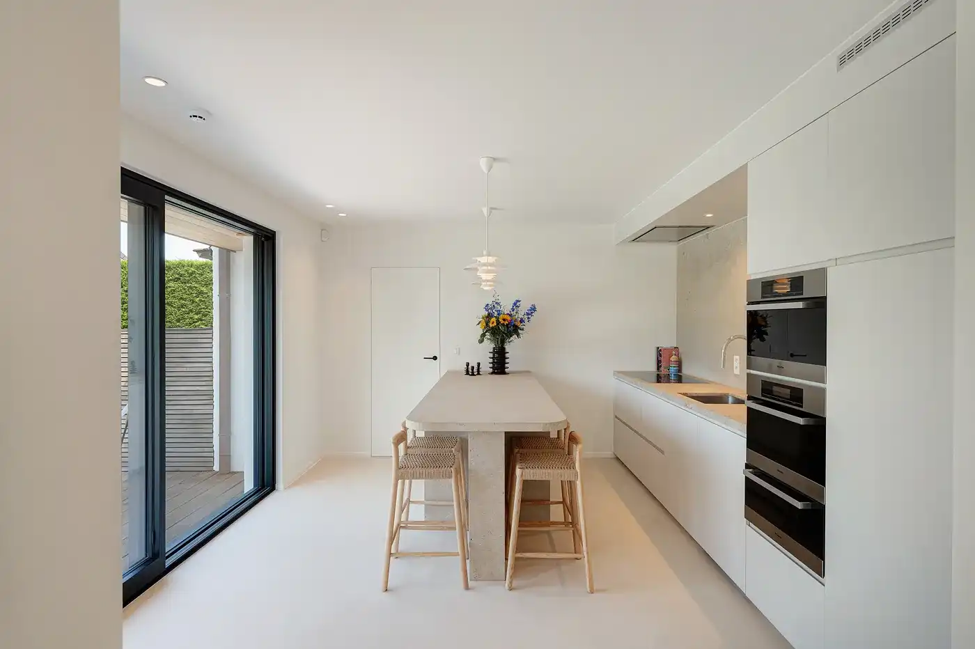 Volledig en zeer kwalitatief gerenoveerde villa op een ruim zuid-west gericht perceel foto 9
