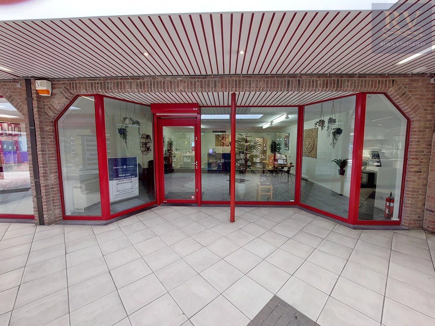 WINKELRUIMTE VAN +/- 80 M²   IN GALERIJ RUBENS IN LANAKEN foto {{pictureIndex}}