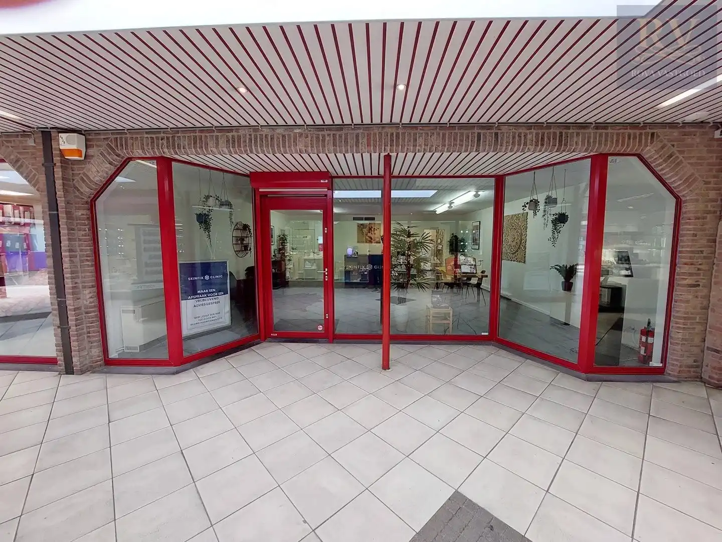 WINKELRUIMTE VAN +/- 80 M²   IN GALERIJ RUBENS IN LANAKEN foto {{pictureIndex}}