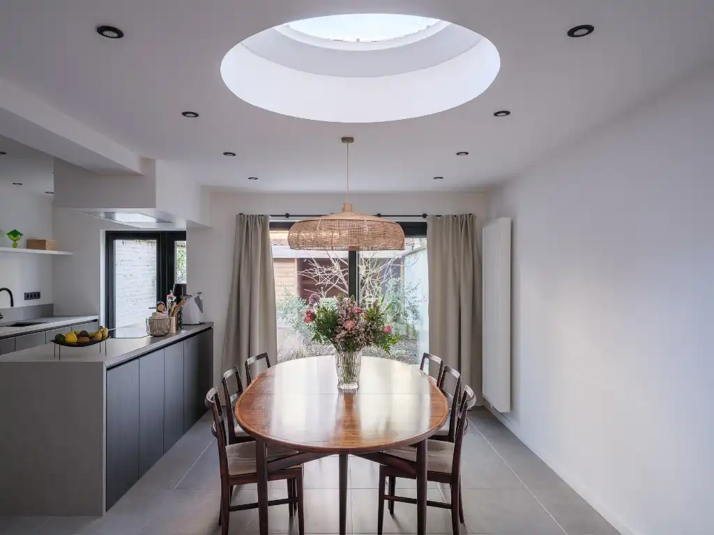 Instapklare en smaakvol gerenoveerde woning (3 slaapkamers – 2 badkamers) met tuin nabij het Paul de Smet de Naeyerpark. foto 6