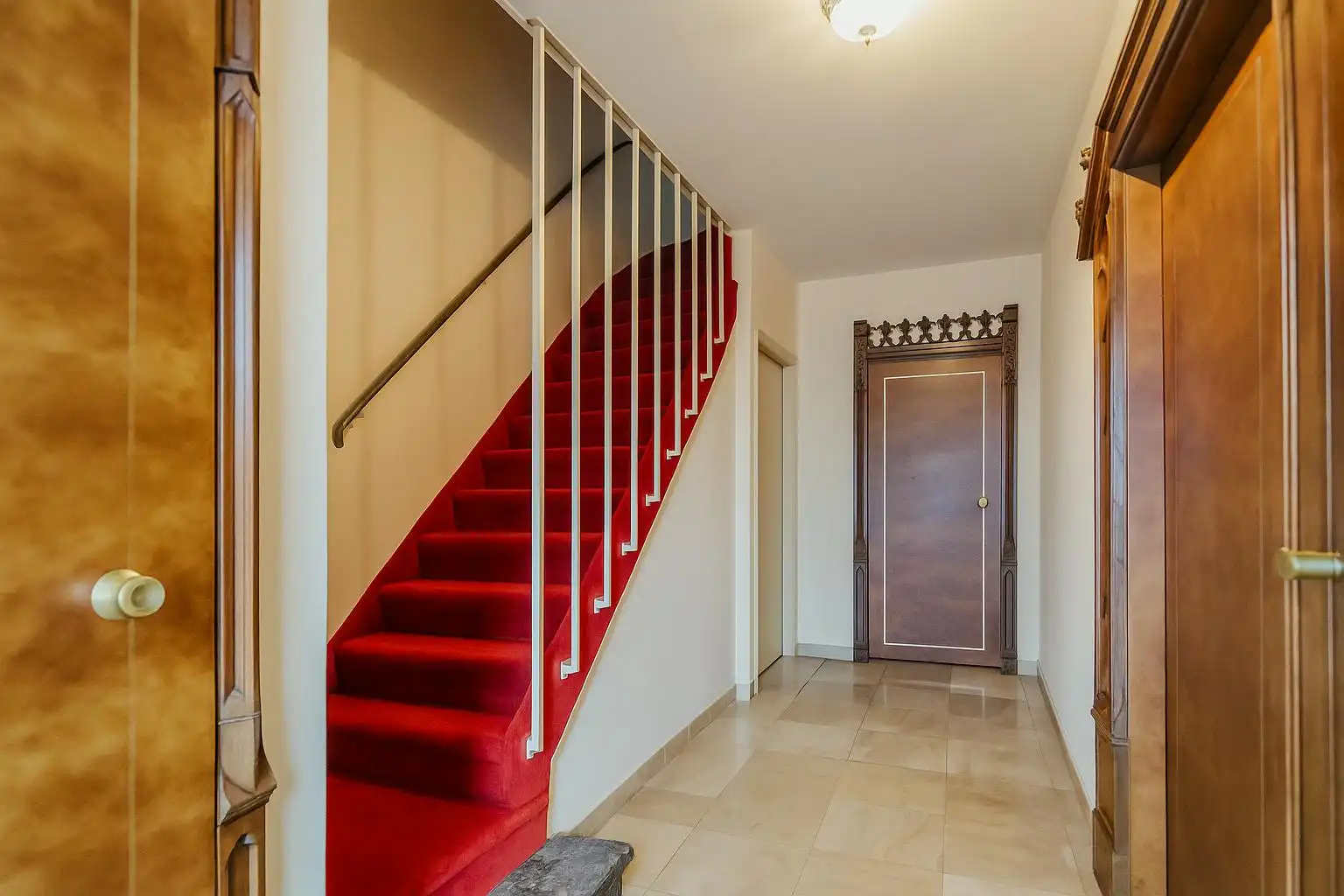 Opbrengsteigendom bestaande uit 12 garages, huis en appartement foto 10