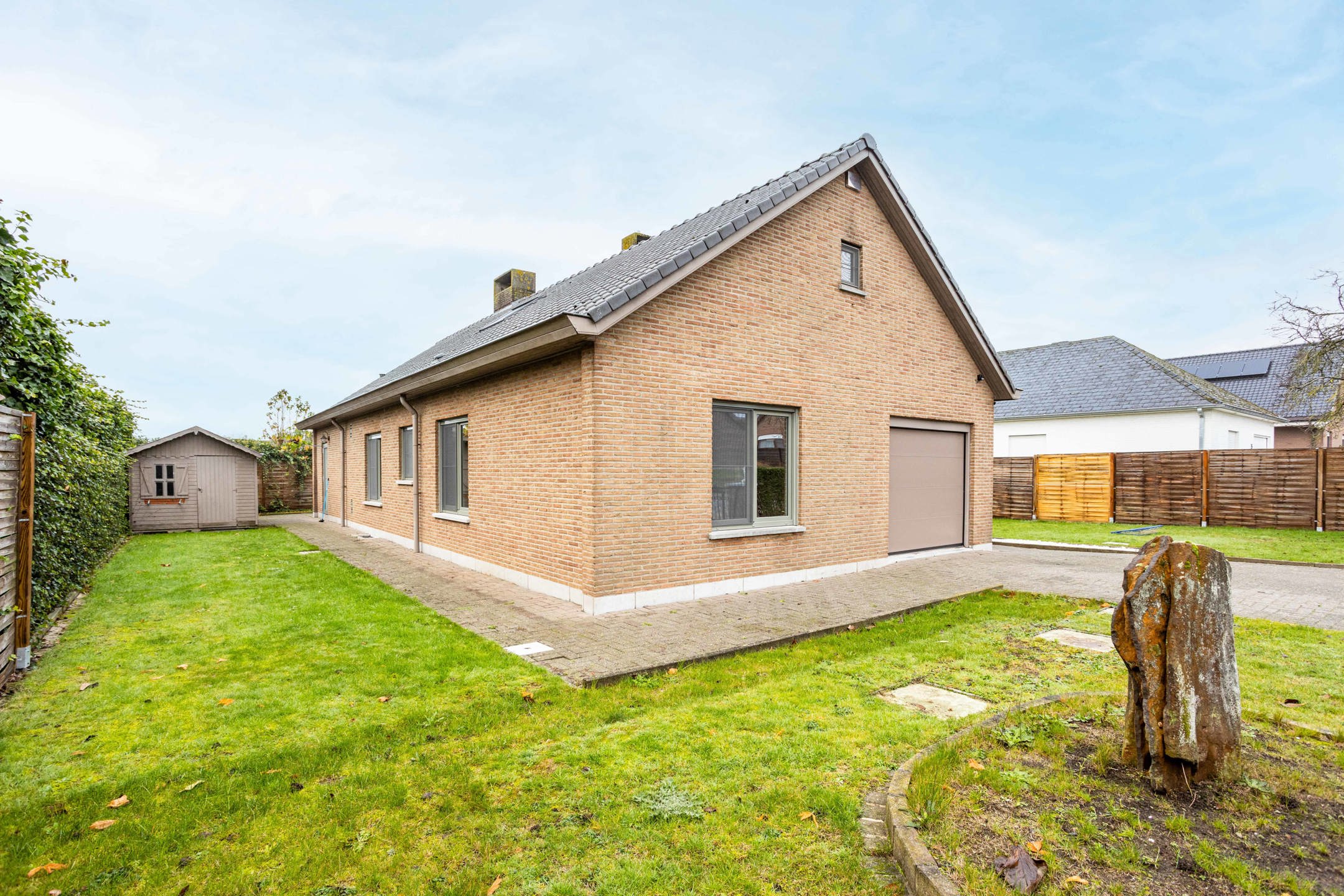 Alleenstaande villa met garage residentiële wijk te Ronse foto 3