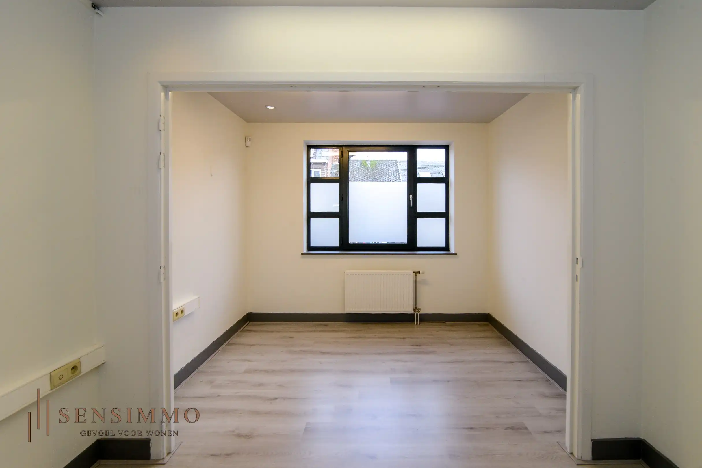 Commerciële handelspand met bovenliggend appartement in hartje Maasmechelen foto 18