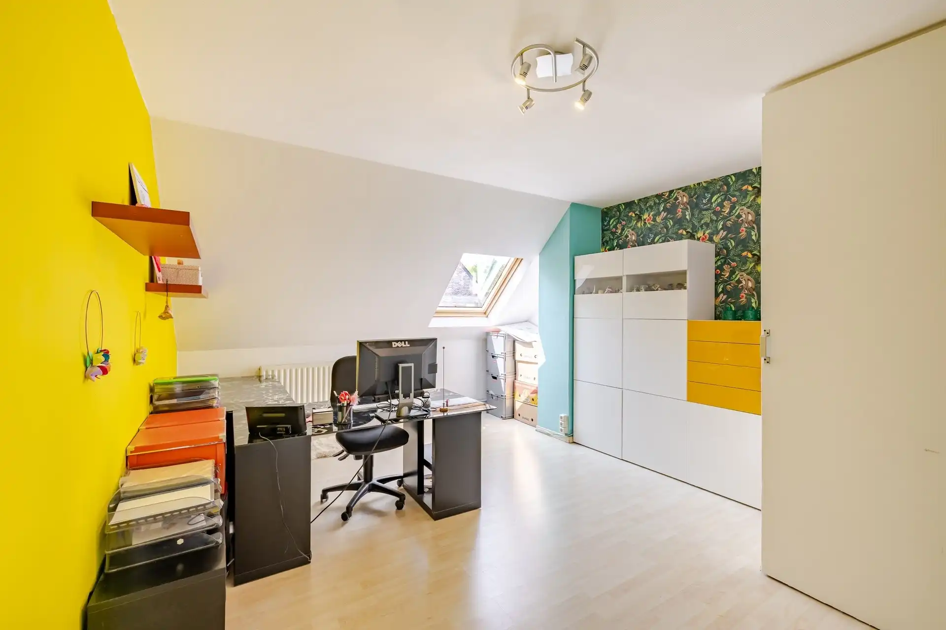 Instapklare en ruime gezinswoning met 5 slaapkamers, zonnige tuin en extra praktijk-/kantoorruimte op topligging te Aalst  foto 26