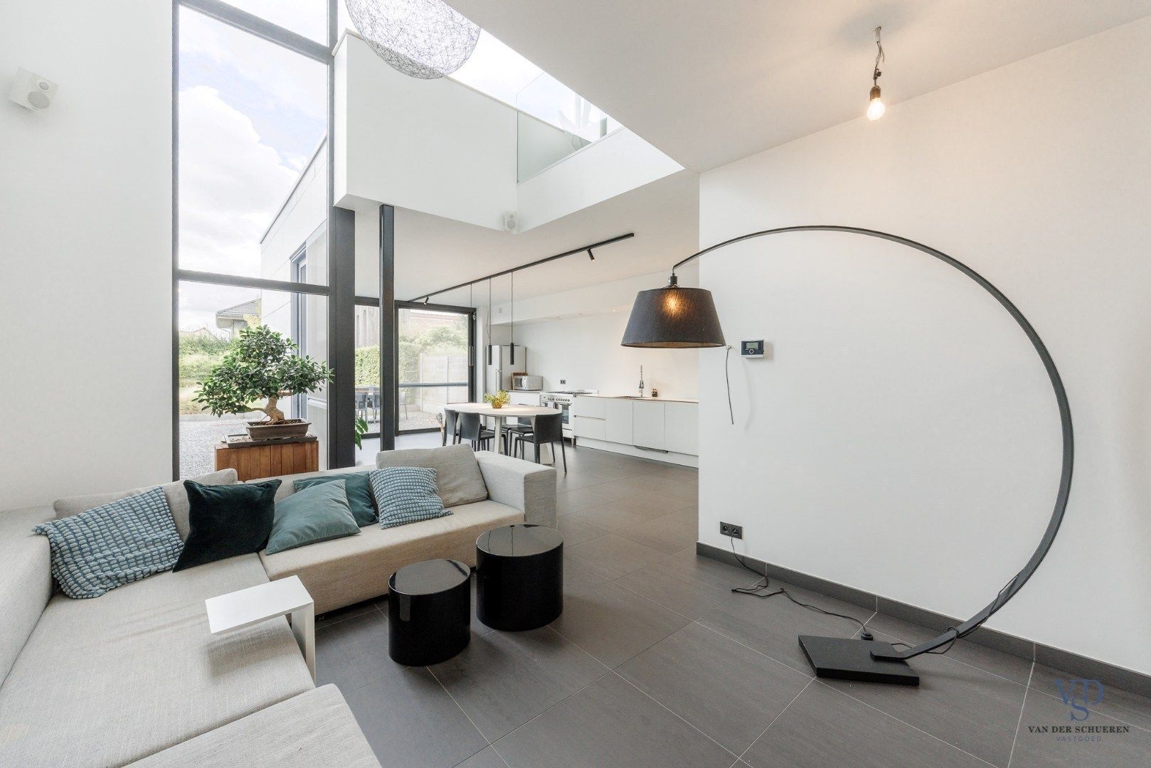 Moderne, energiezuinige (EPC label A) vernieuwbouw foto {{pictureIndex}}