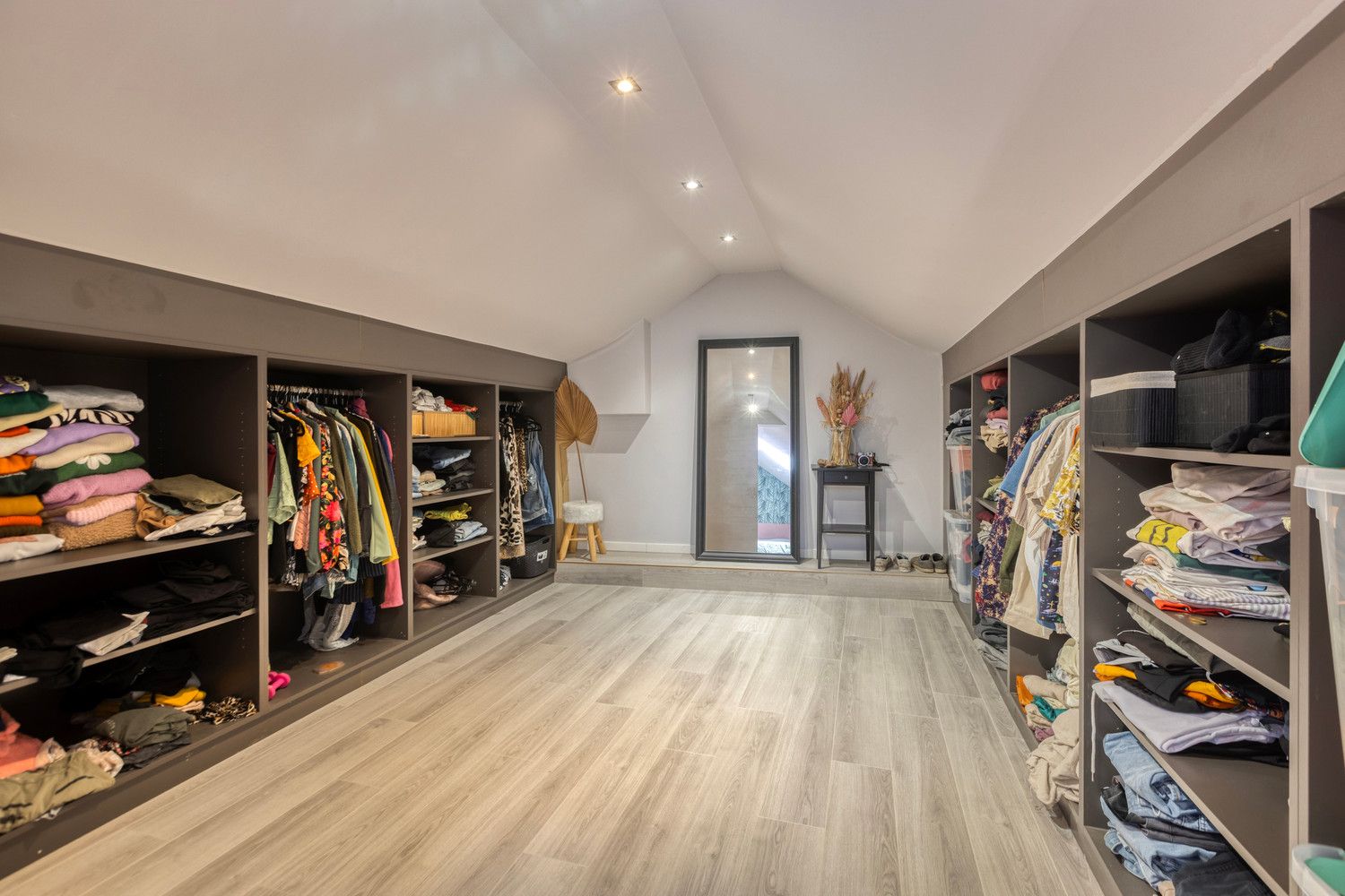 ZEER RUIM EN INSTAPKLAAR DUPLEX APPARTEMENT MET 3 SLPKS! foto 23