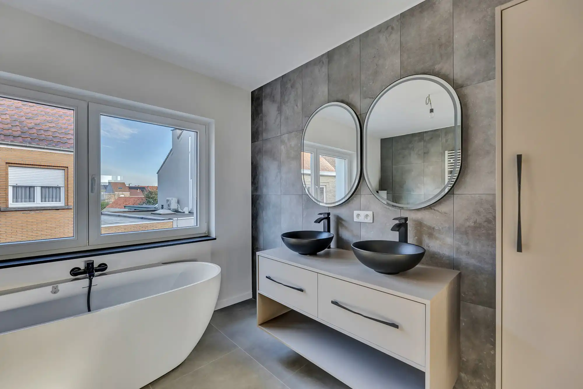 Volledig gerenoveerde woning met 4 slpks en tuin foto 15