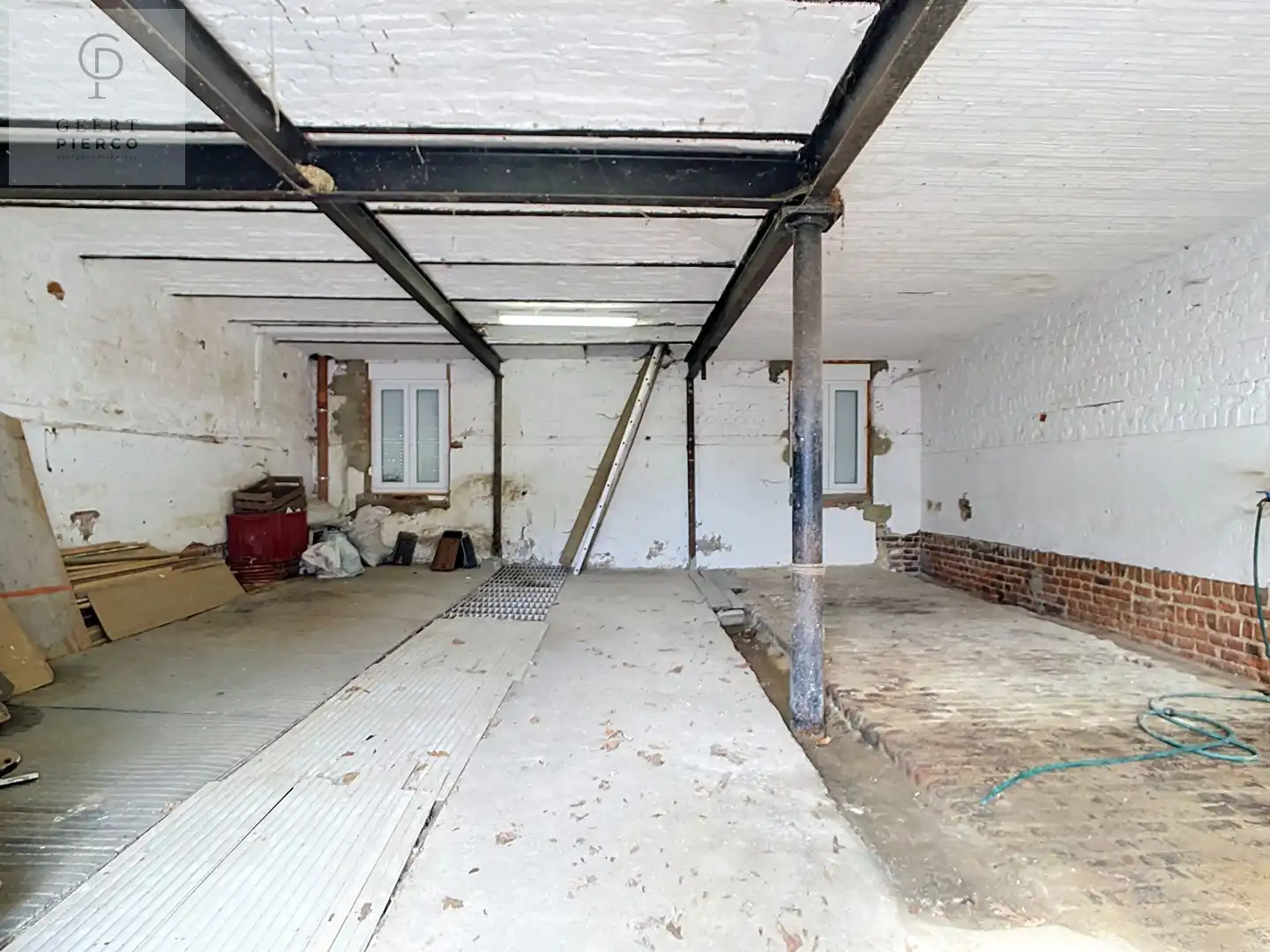 Ruime woning met binnenkoer, stallingen en tuin vlakbij oprit van E40. foto 18