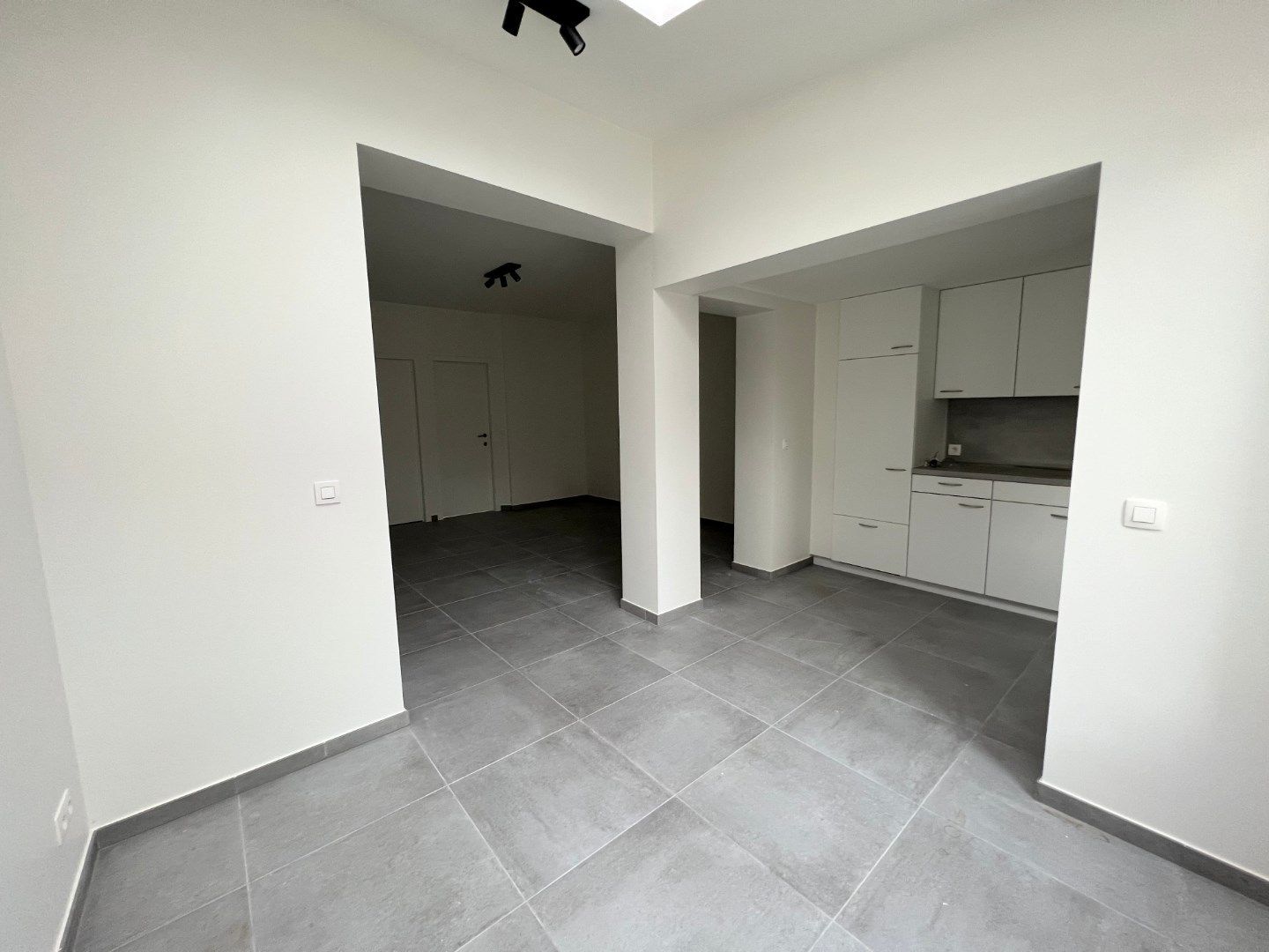 GELIJKVLOERS APPARTEMENT MET 1 SLAAPKAMER EN TERRAS IN IEPER foto 6