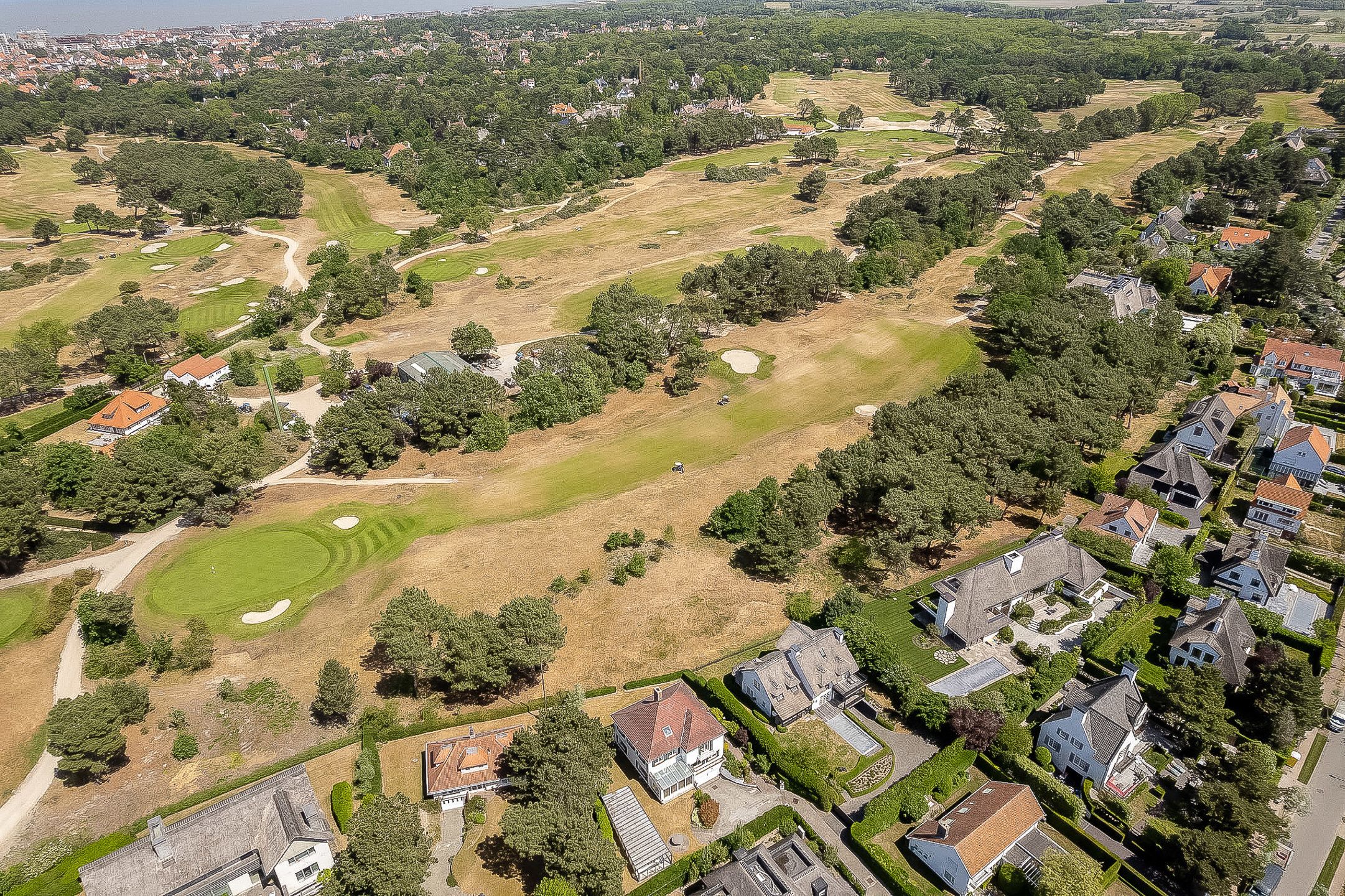VILLA met panoramisch zicht op de ROYAL ZOUTE GOLF CLUB foto 2