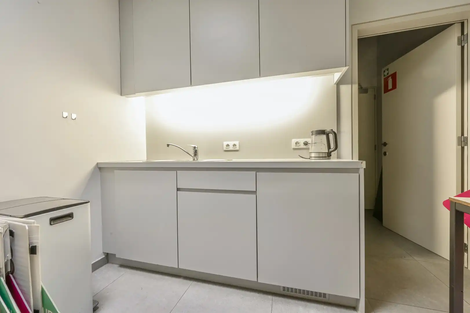 INSTAPKLARE BEMEUBELDE KANTOORRUIMTE MET PATIO foto 15