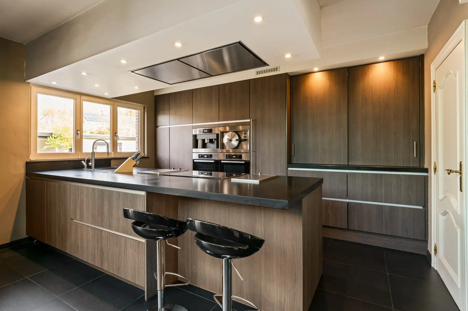 Uitstekend gelegen woning met dubbele garage foto 13