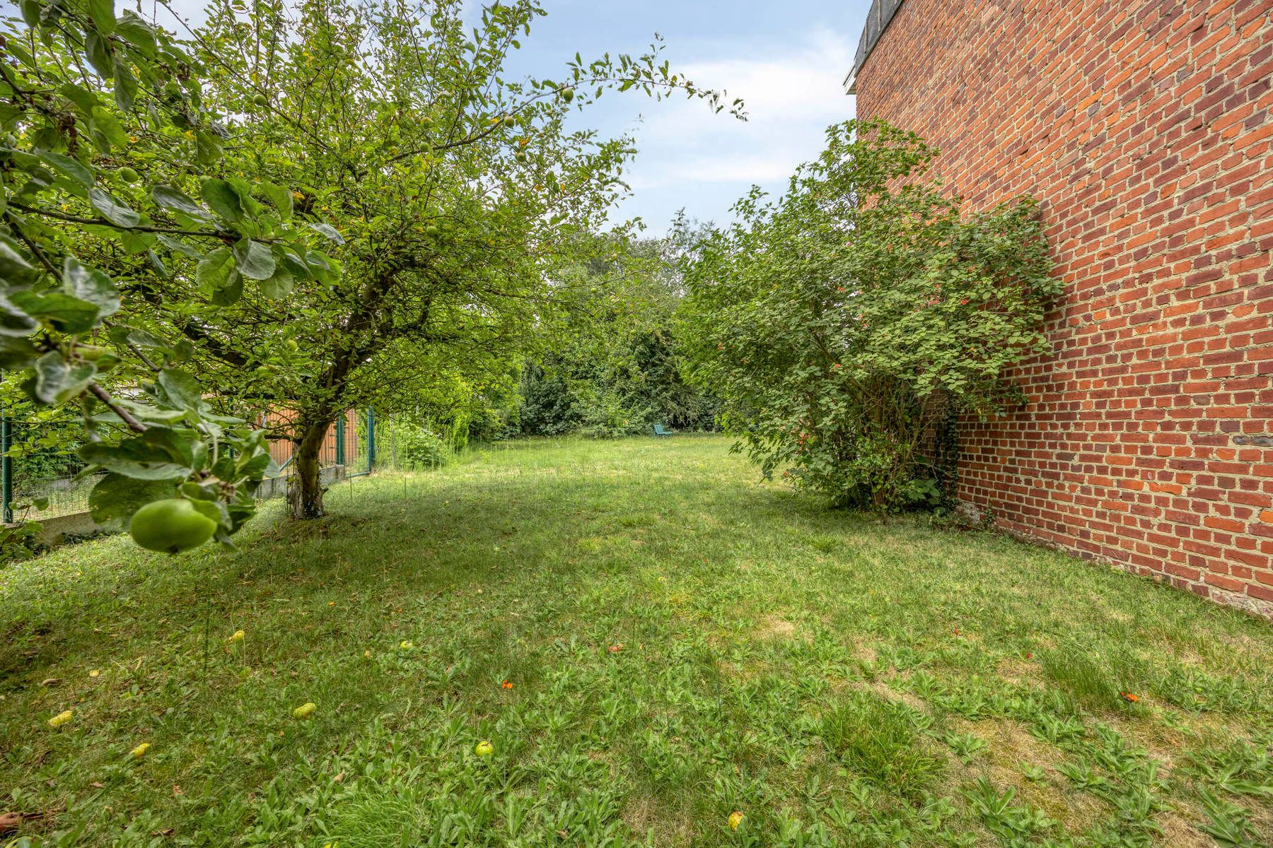 Goedgelegen bouwgrond voor driegevel woning foto {{pictureIndex}}