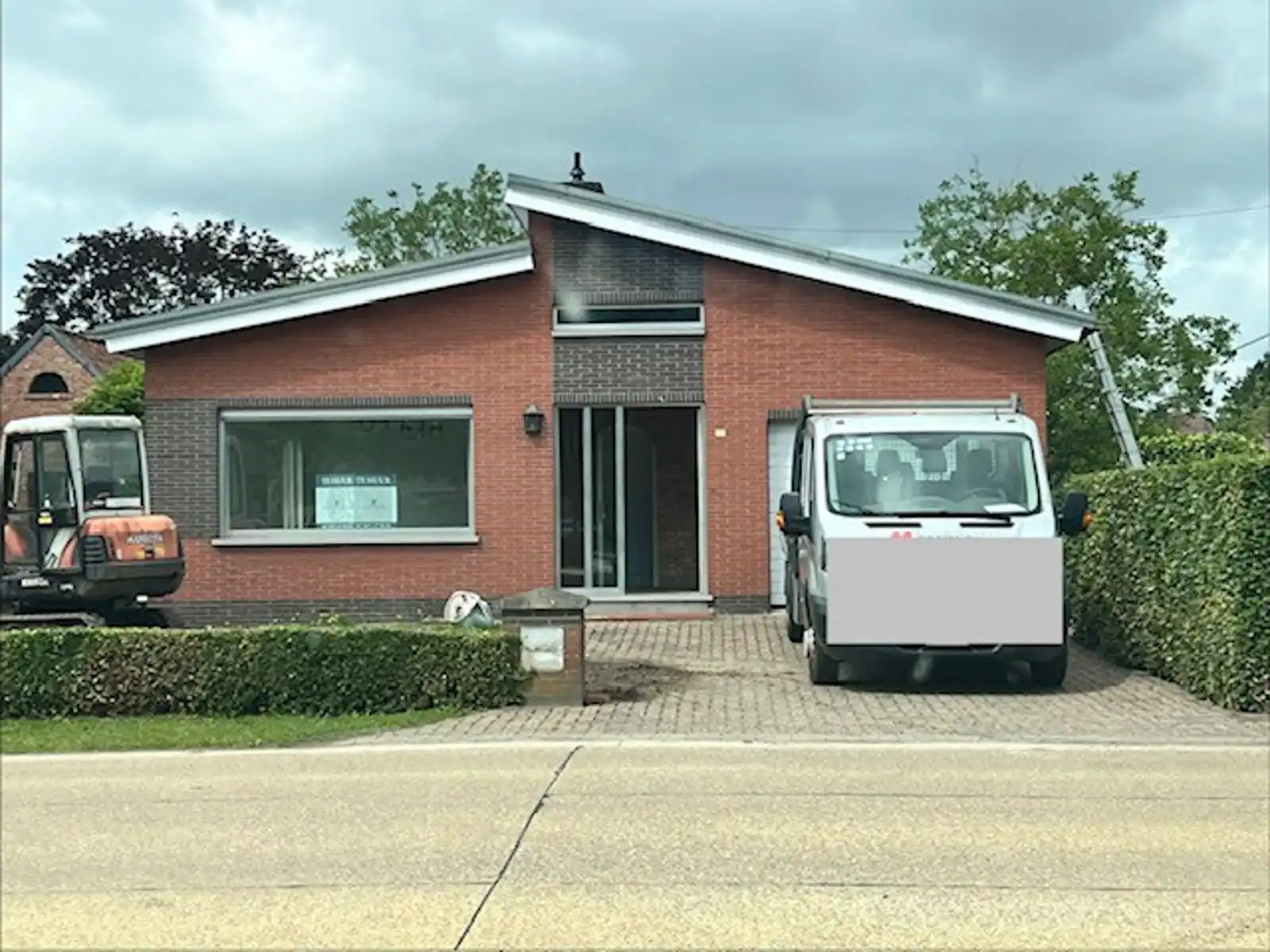 Vrijstaande woning met grote tuin en inpandige garage in Minderhout foto {{pictureIndex}}