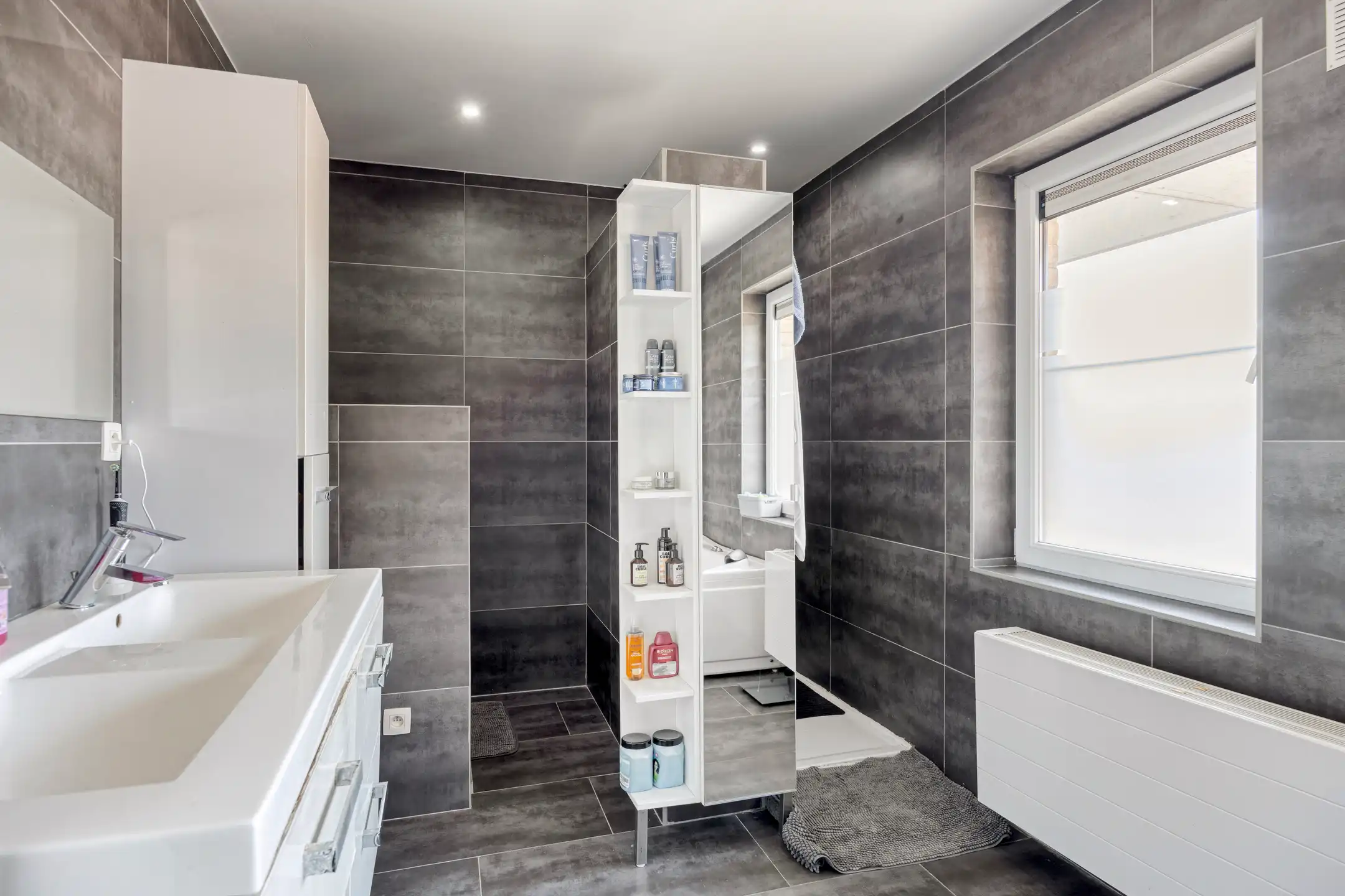 Ruime gezinswoning van 215 m² met vier à vijf slaapkamers en tuin foto 13