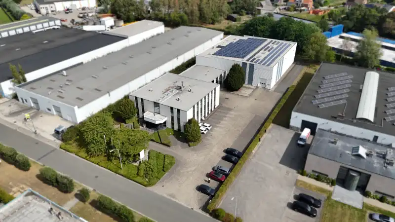 Sint-Niklaas - TE KOOP: Bedrijfsgebouw voor eigen gebruik of investering foto {{pictureIndex}}