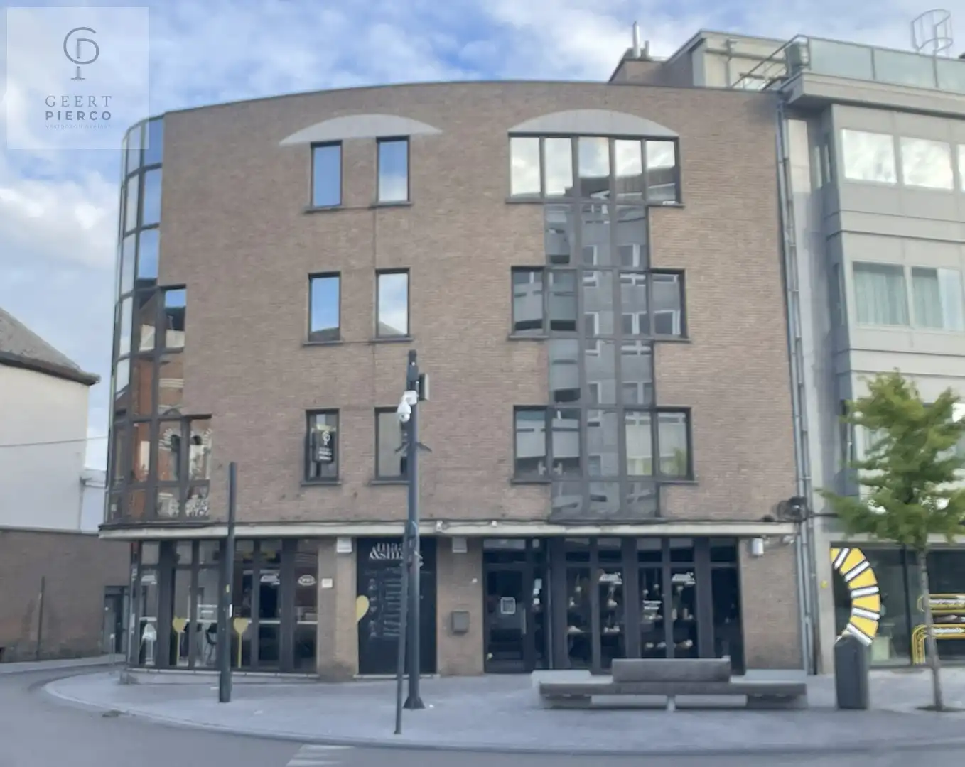 Aan Sint-Anneke 26 bus 101 te Sint-Truiden treffen we dit ruime appartement met drie slaapkamers, twee badkamers en kelder. De centrale ligging (200m van Grote Markt) zorgt voor een optimaal bereik van winkels, station, scholen en eveneens de groene omgeving van de stadsvesten en het stadspark. foto {{pictureIndex}}