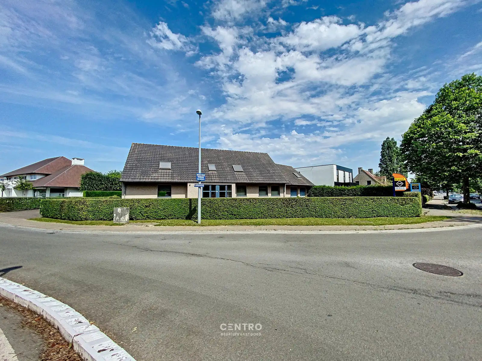 Ruim (430m²), multifunctioneel pand (bewoning, kantoor, praktijk, horeca, ...)  op ZICHTLOCATIE langs invalsweg Roeselare (vlakbij de ring R32). foto 4