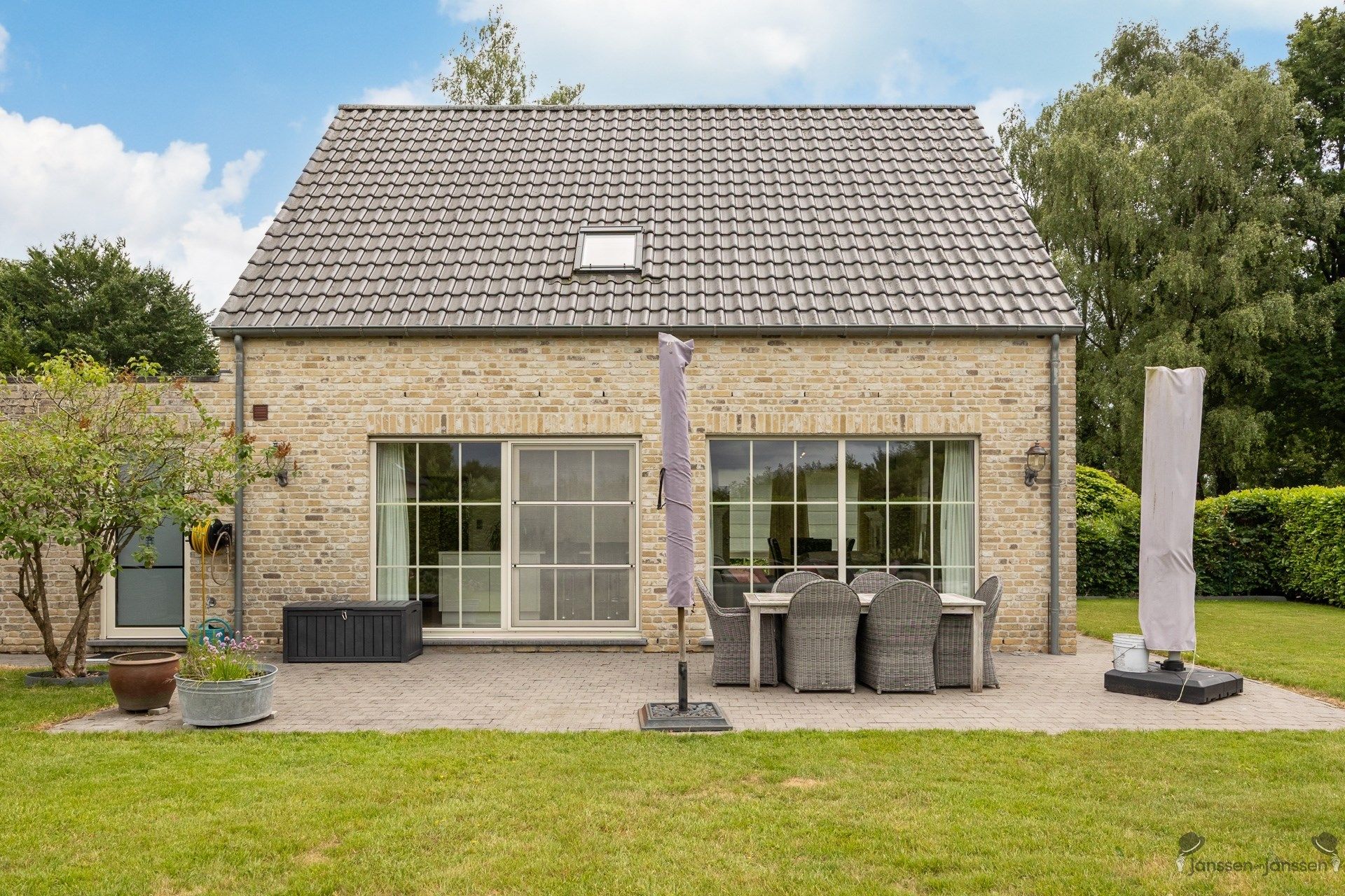 Instapklare woning met vier slaapkamers op een ruim perceel van 659m². foto 34