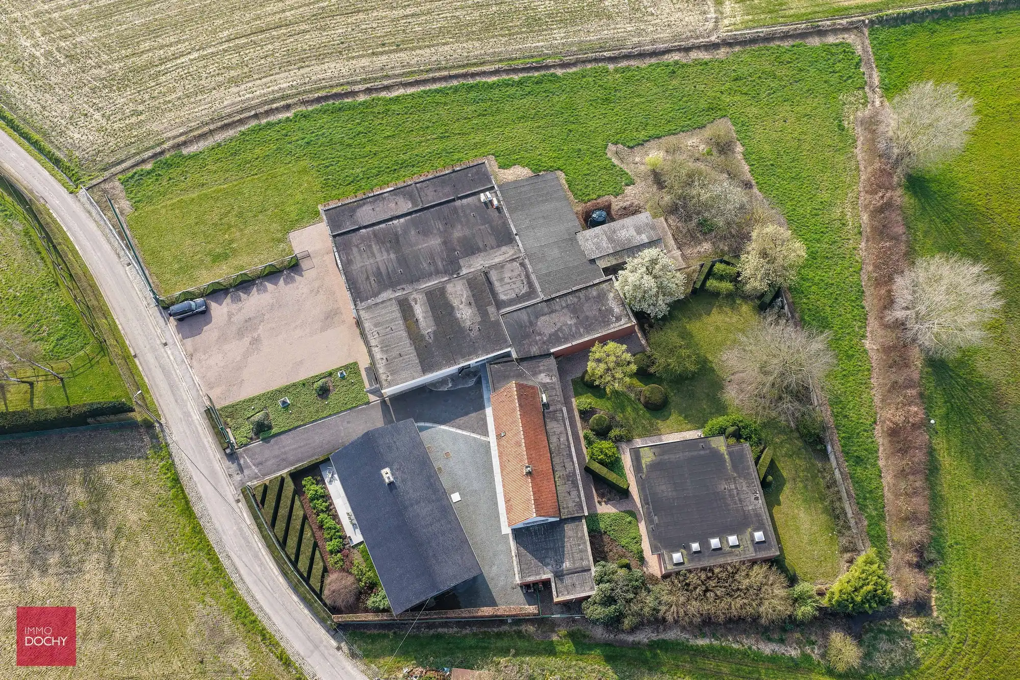 Landelijk en rustig gelegen villa met verschillende gebouwen dienstig voor bedrijvigheid foto 4