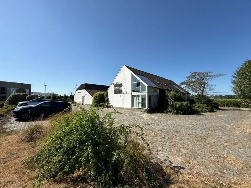 Toplocatie langs de E313: karaktervol kantoor- en opslagcomplex foto {{pictureIndex}}
