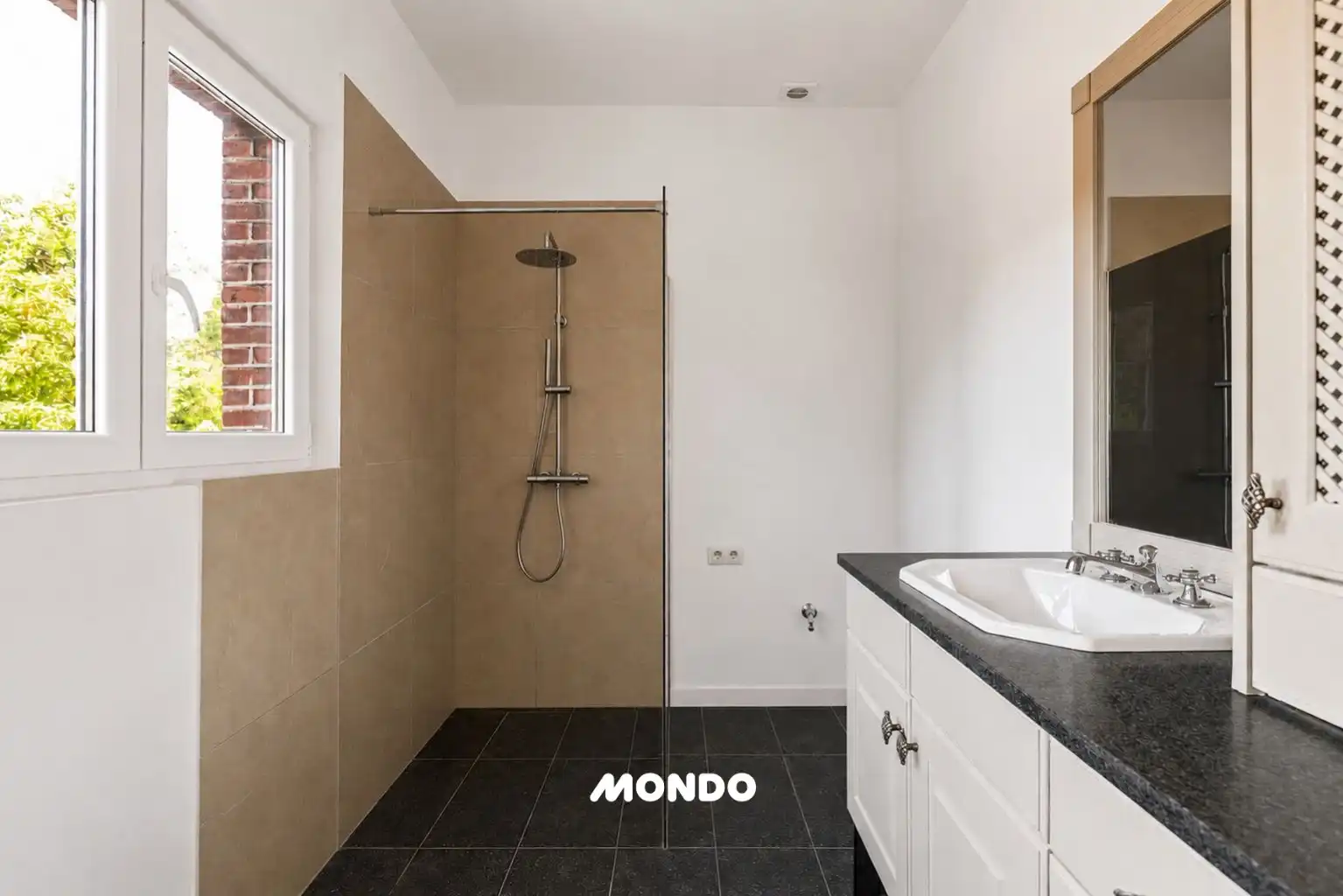 Gerenoveerd appartement met 2 slaapkamers! foto 12