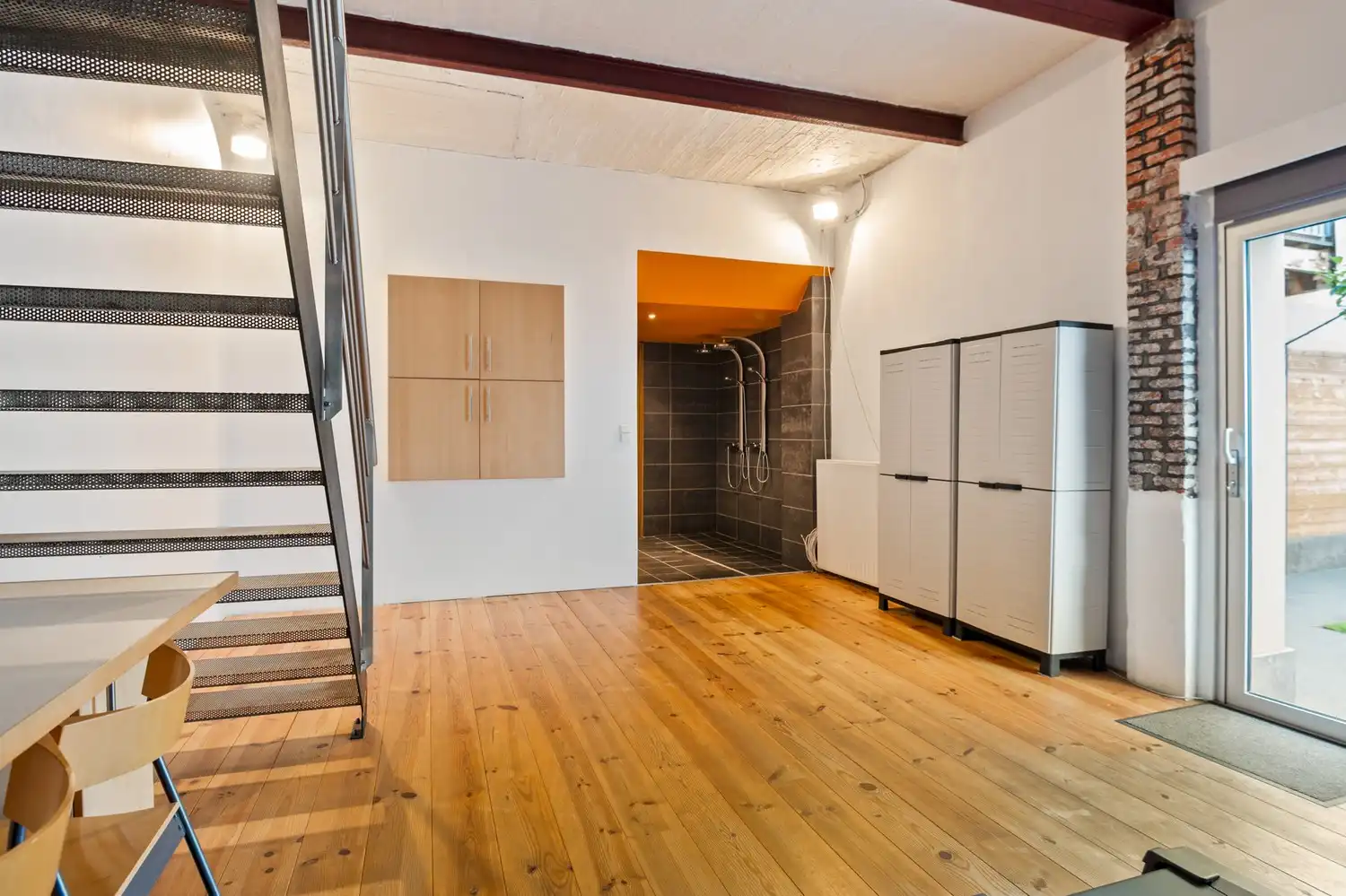 Ruime stadswoning met 4-5 slaapkamers, garage, sauna en buitenruimte! foto 6