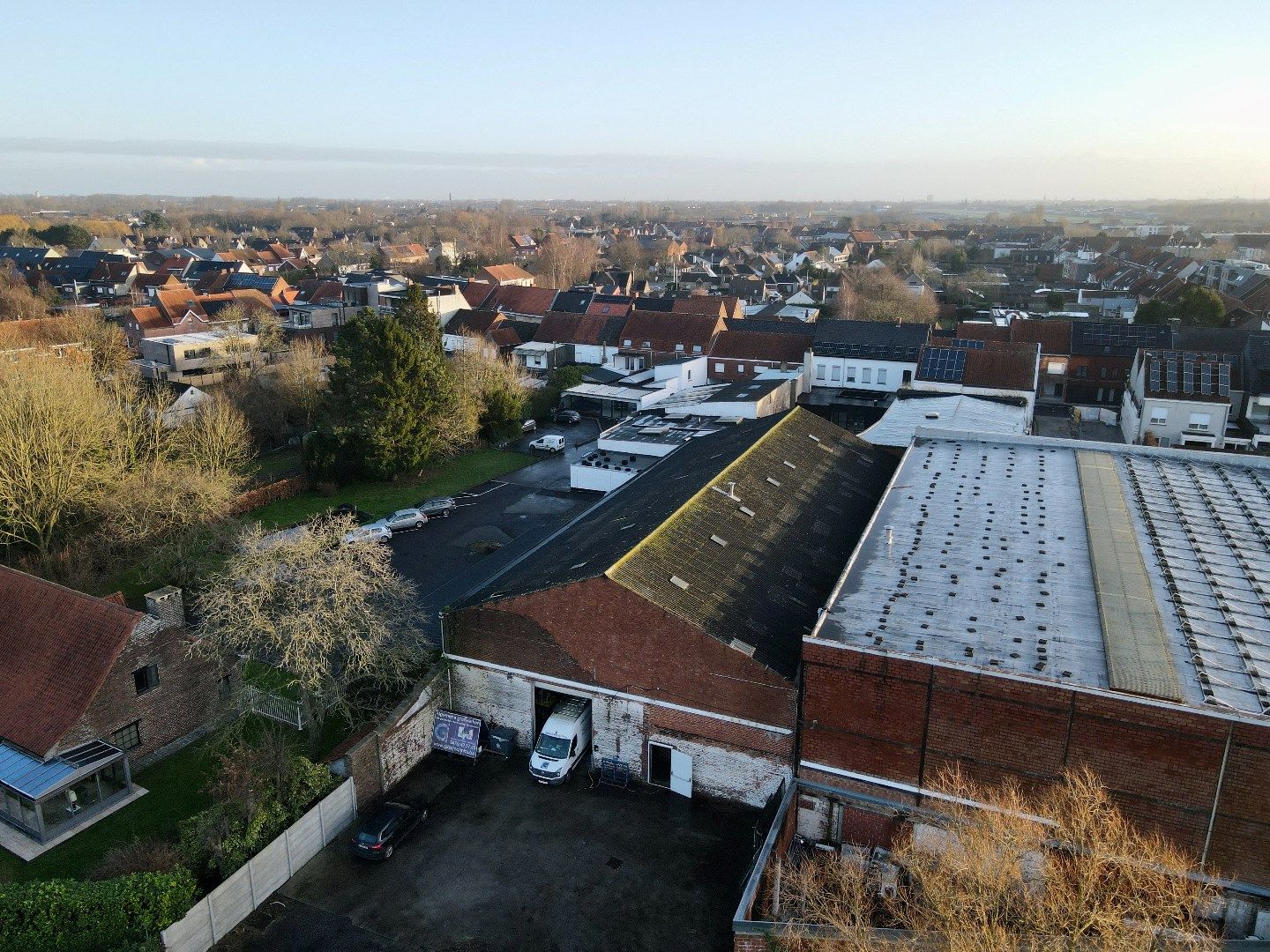 LOODS (800M³) MET PRIVATE OPRIT OP EEN PERCEEL VAN 1168M² TE CENTRUM WEVELGEM foto {{pictureIndex}}