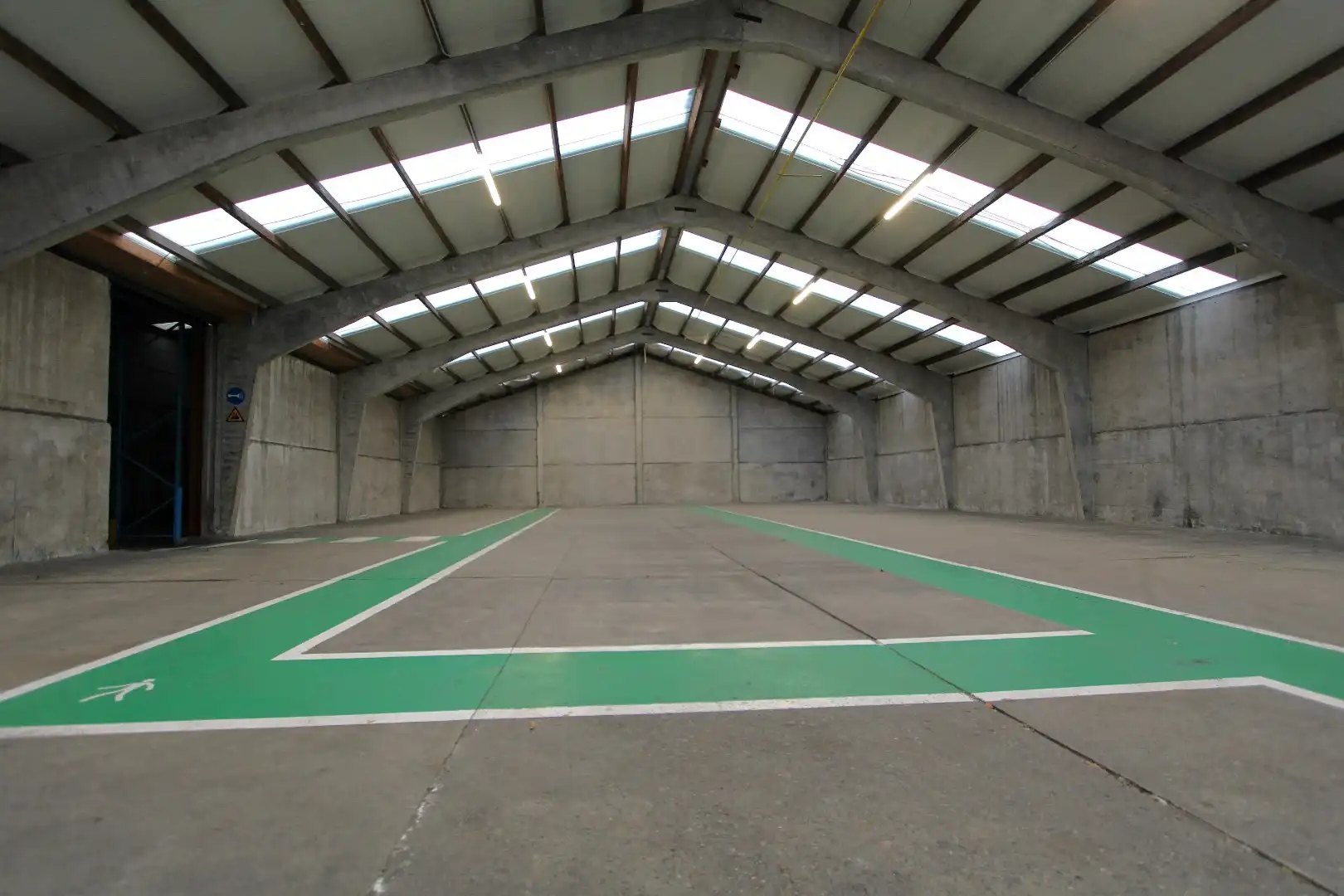 Magazijn (760m²) met koer (1040m²) en bureelruimte (85m²) te huur centrum Knokke Nieuwstraat foto 12