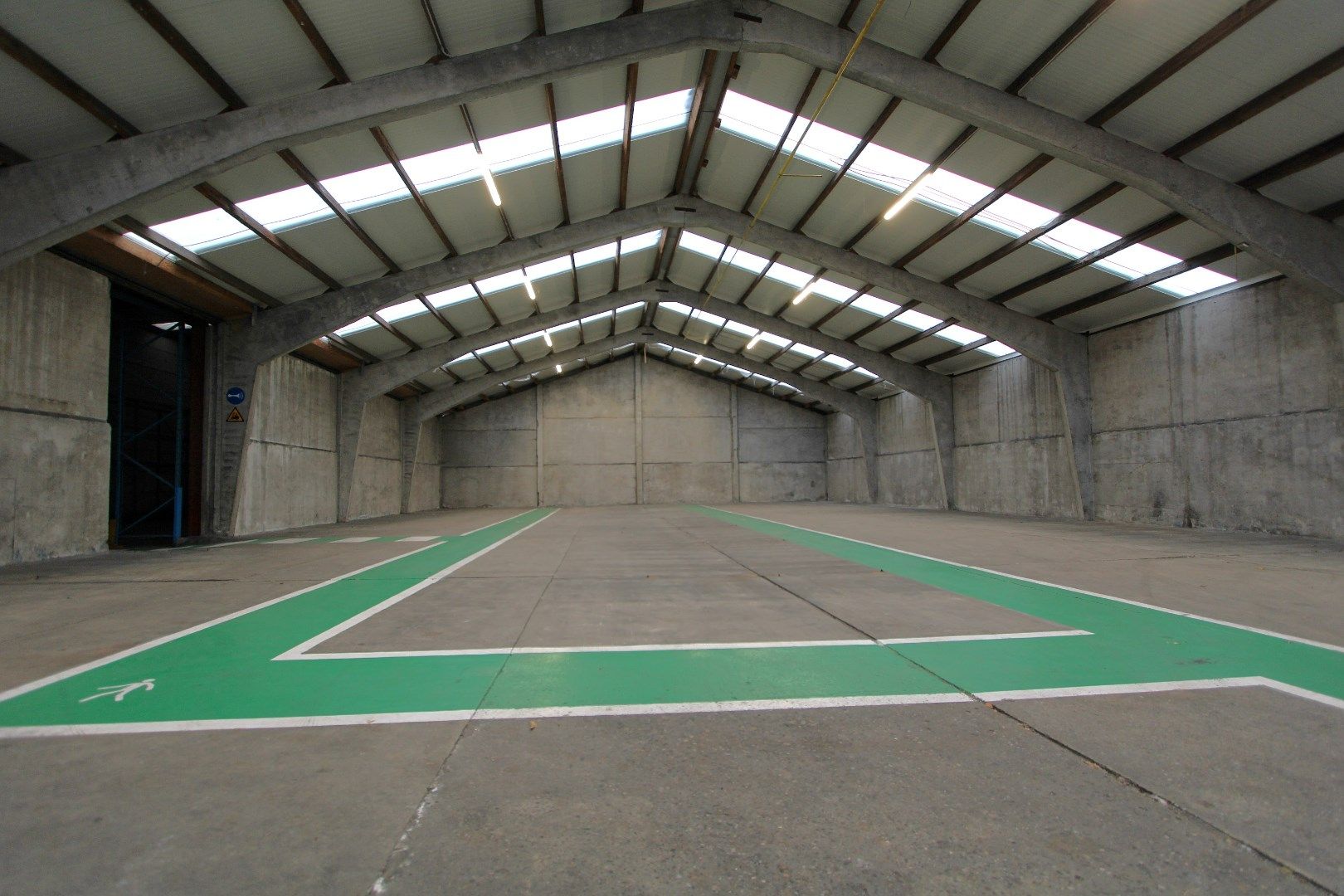 Magazijn (760m²) met koer (1040m²) en bureelruimte (85m²) te huur centrum Knokke Nieuwstraat foto 12