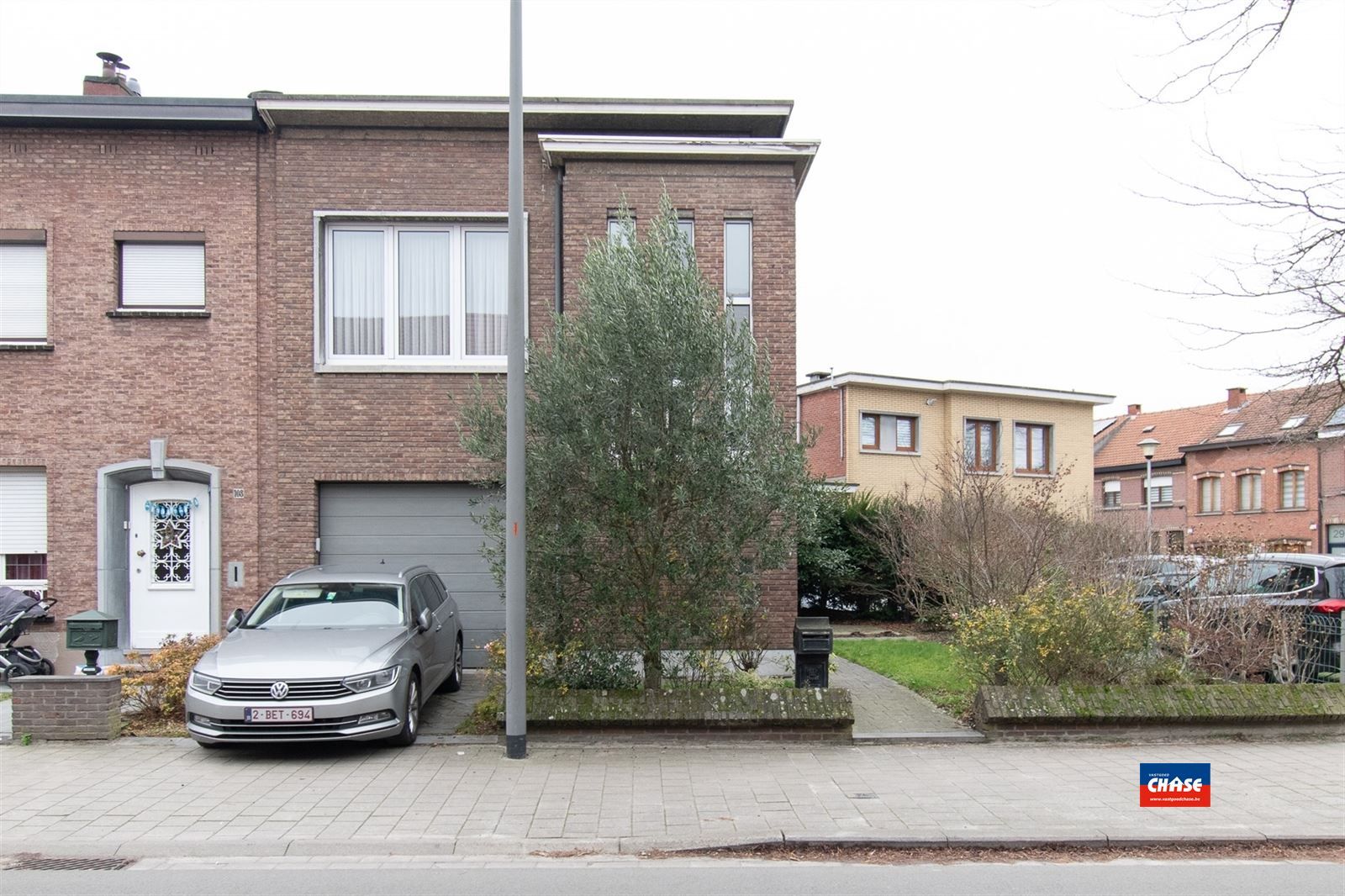 Halfopen woning met 3 slaapkamers, tuin, garage en oprit foto 1