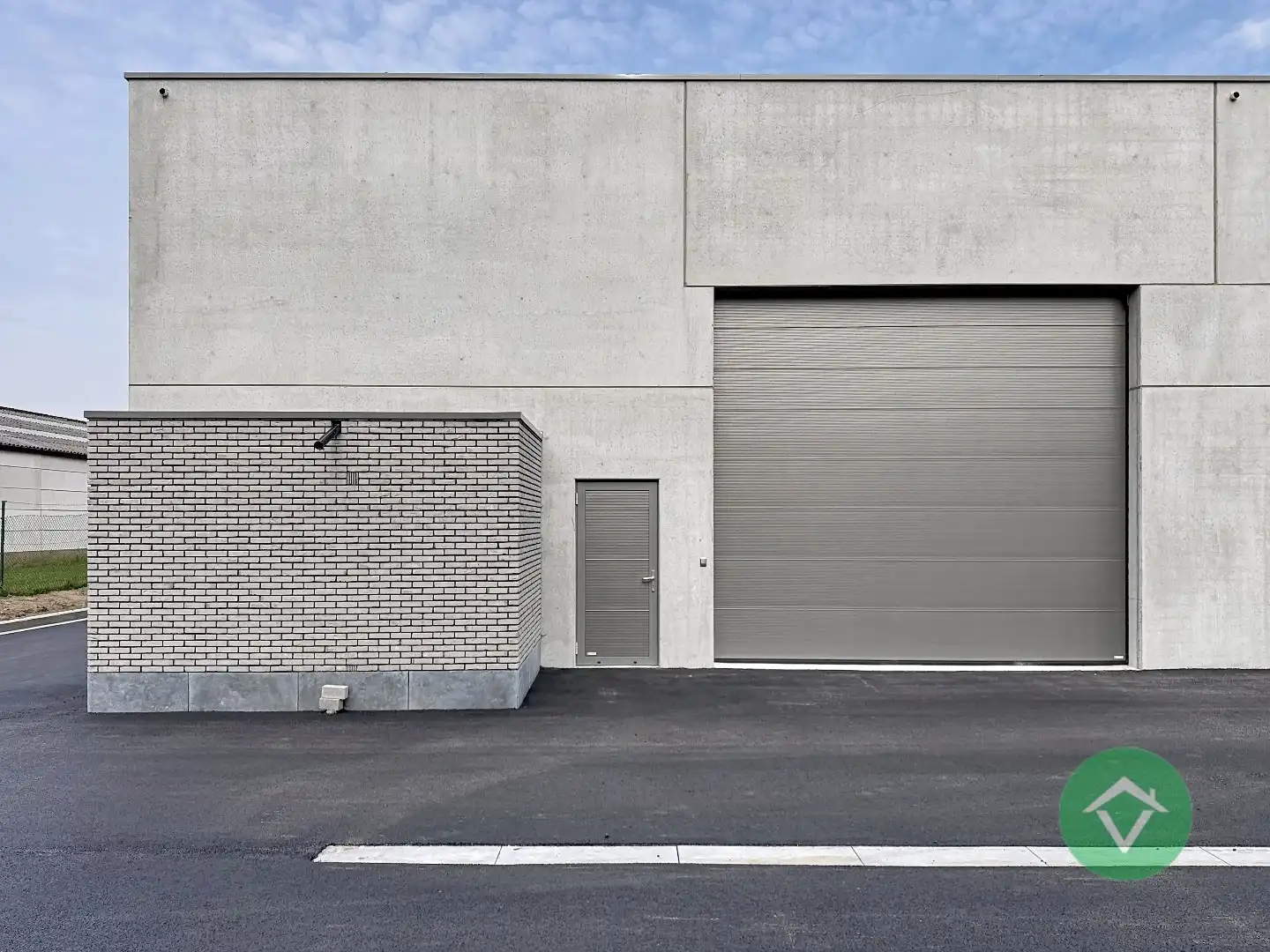 Nieuwbouw loods KMO-UNIT te koop – 237 m² met 1 parkeerplaats inbegrepen op de industriezone te Aartrijke foto {{pictureIndex}}