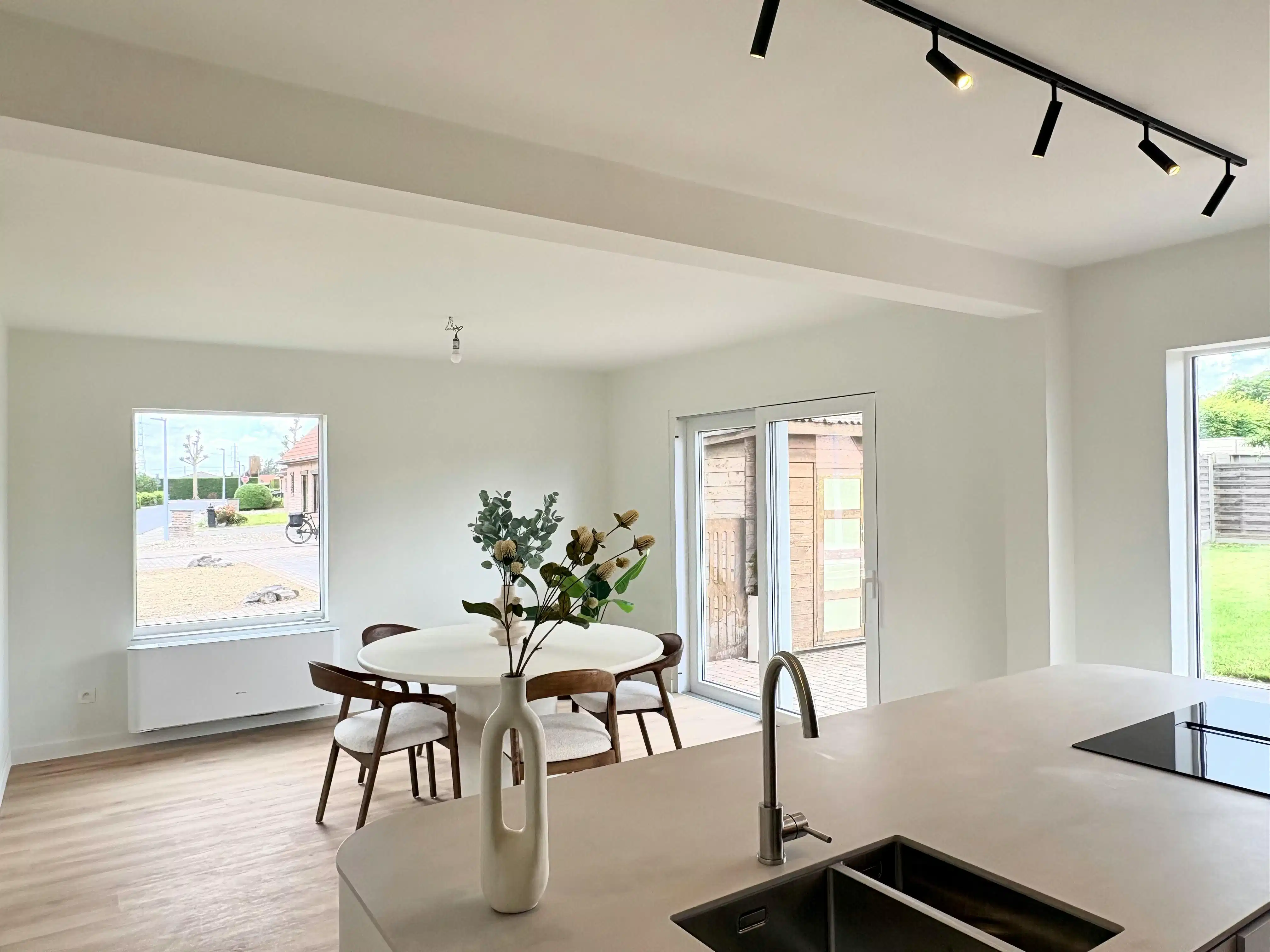 Recent gerenoveerd huis met 3 kamers te koop in Deerlijk foto 2