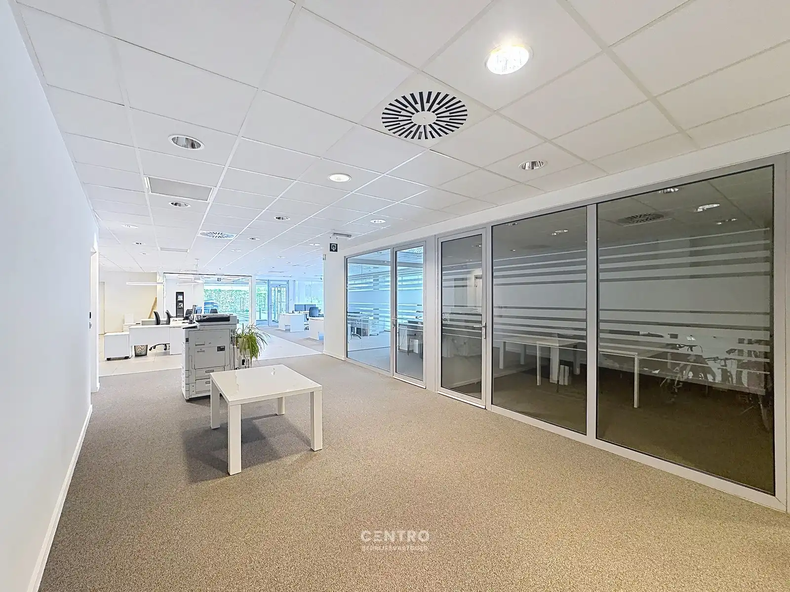 Instapklare KANTOORRUIMTEN (430m²) met 10 private parkeerplaatsen, langs een drukke invalsweg van Brugge! foto 6
