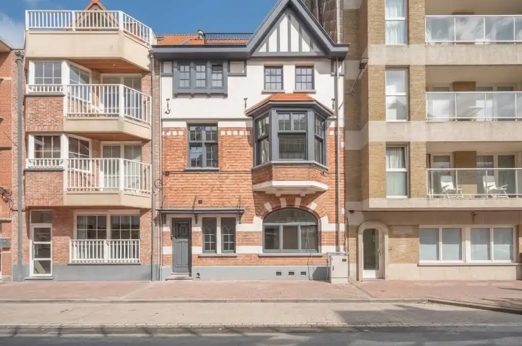 Luxueus afgewerkte nieuwbouwwoning met 4 slaapkamers op enkele stappen van de zee in Heist-aan-Zee foto {{pictureIndex}}