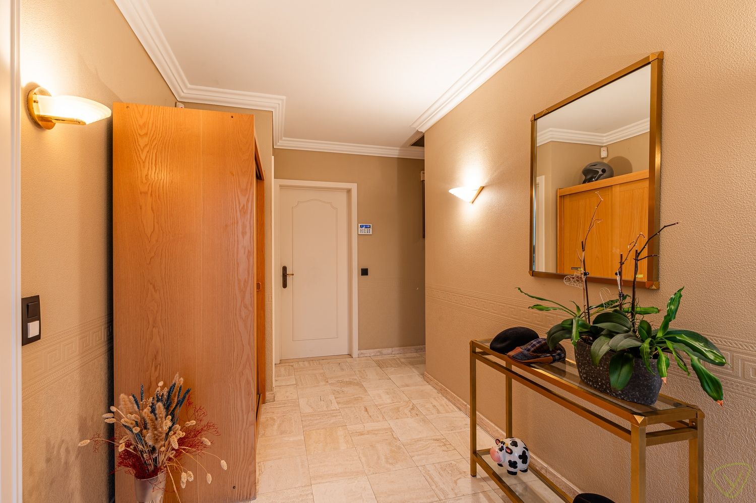 Kwalitatief afgewerkte woning met praktijkruimte en uitzonderlijk ruime kelderverdieping foto 2