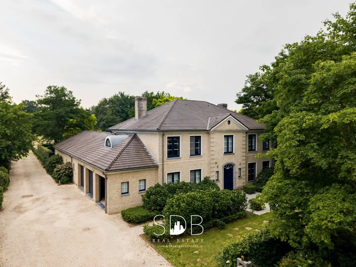 IN OPTIE - Prachtig landhuis met paardenfaciliteiten op 15.804m² foto {{pictureIndex}}