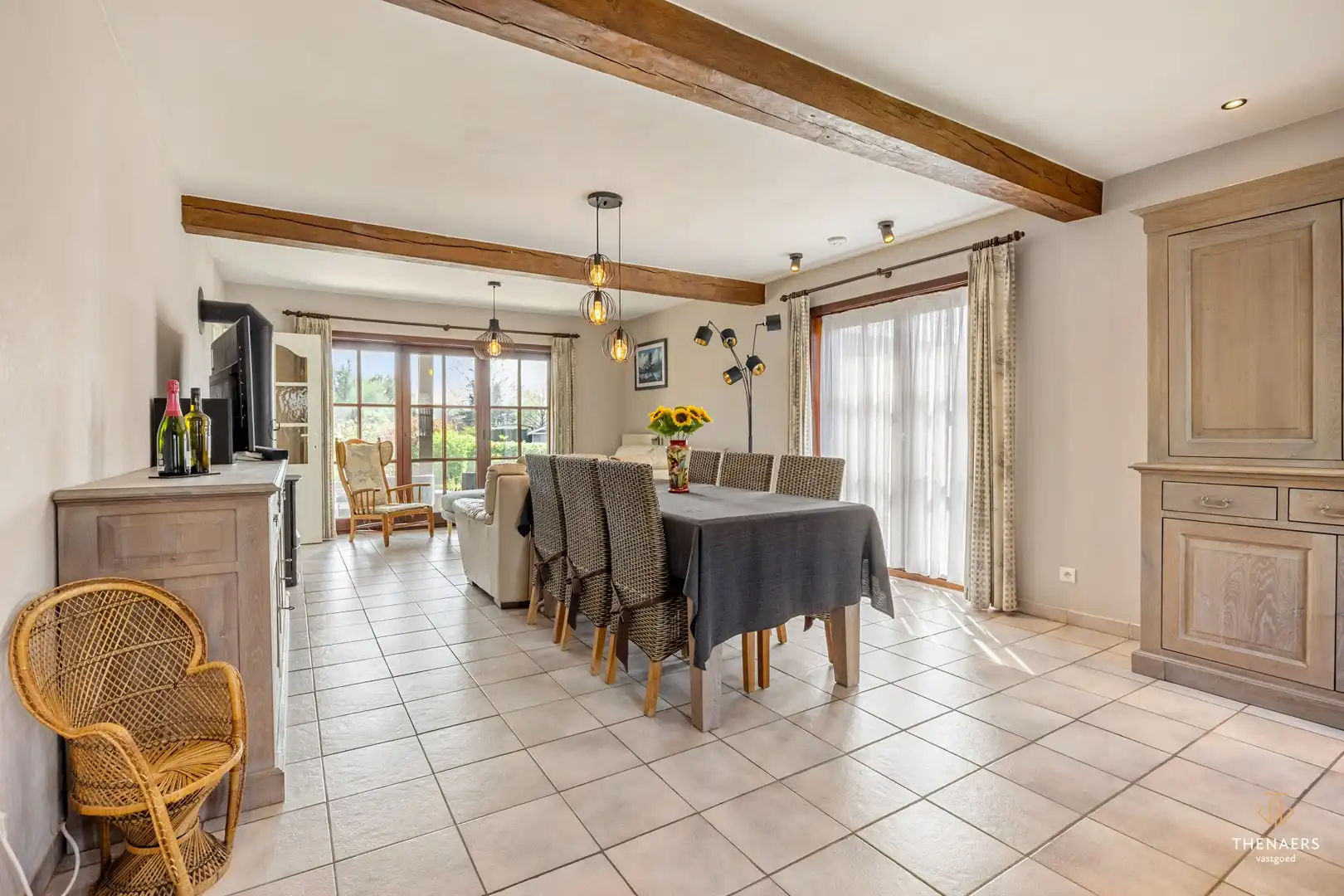 Ruime halfopen woning met 3 slaapkamers en prachtige tuin. foto 3