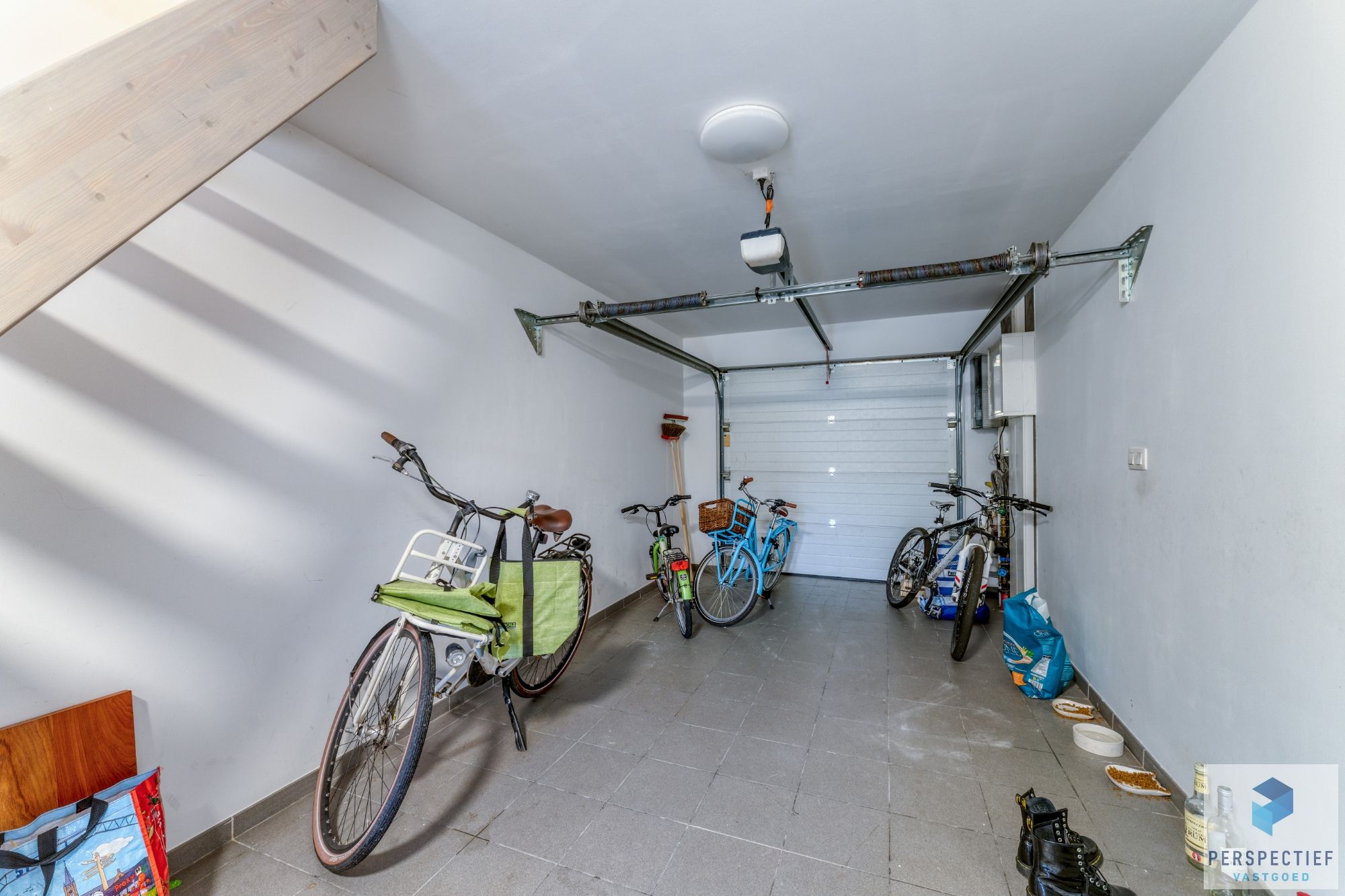 Ruime gerenoveerde woning met 4 slpk, grote tuin en garage foto 12