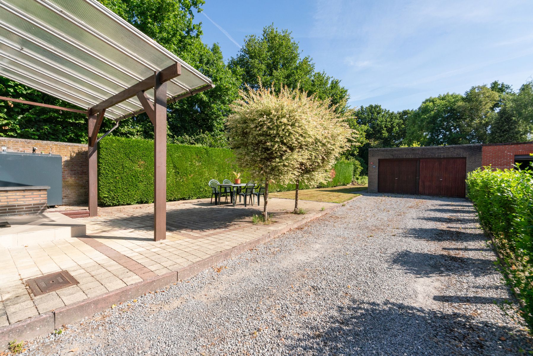 Gezinswoning met 3 slpk, grote tuin, garage en staanplaatsen foto 15
