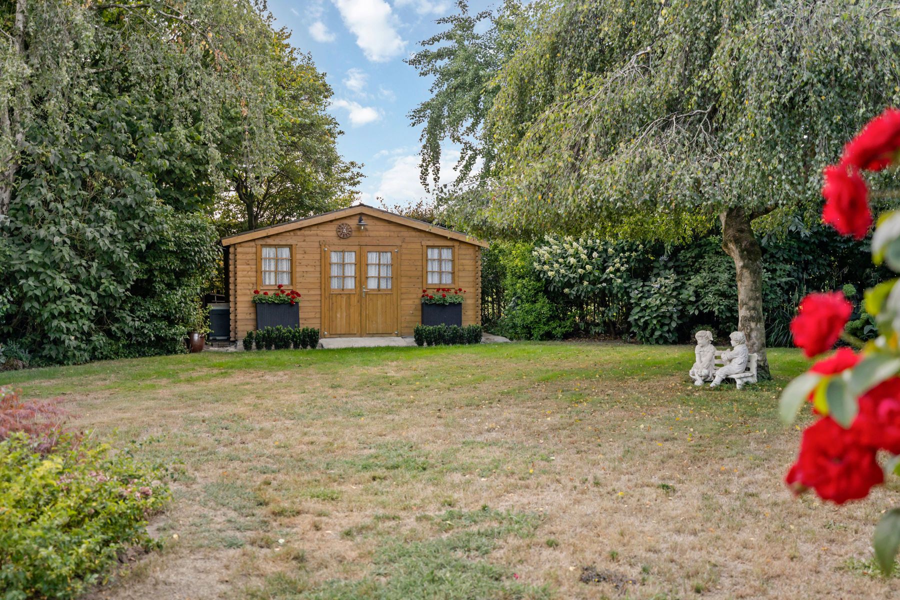 ONDER OPTIE Ruime villa in zeer goede staat met grote garage foto 29