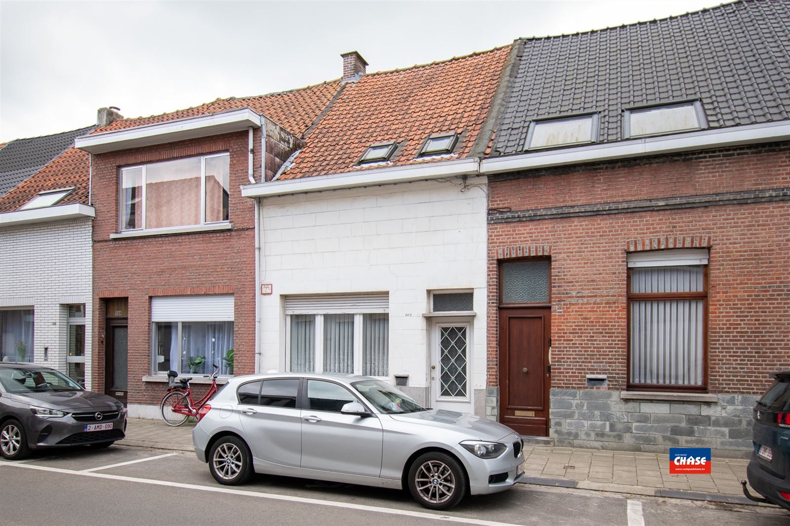 VERKOCHT ONDER VOORWAARDEN !!! Te renoveren woning met 2 slaapkamers en grote tuin foto 1